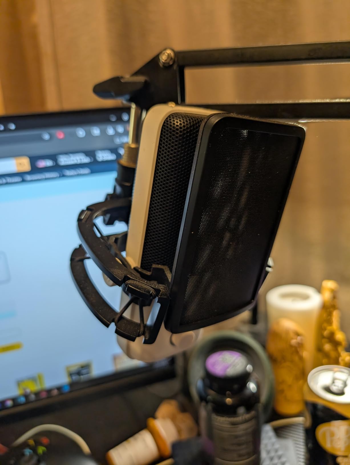 Elgato Wave:3 - Premium Studio Quality USB Condenser Microphone for Streaming, Podcast, Gaming and Home Office, Free Mixer Software, Sound Effect Plugins, Anti-Distortion, Plug and Play, for Mac, PC customer photo 1