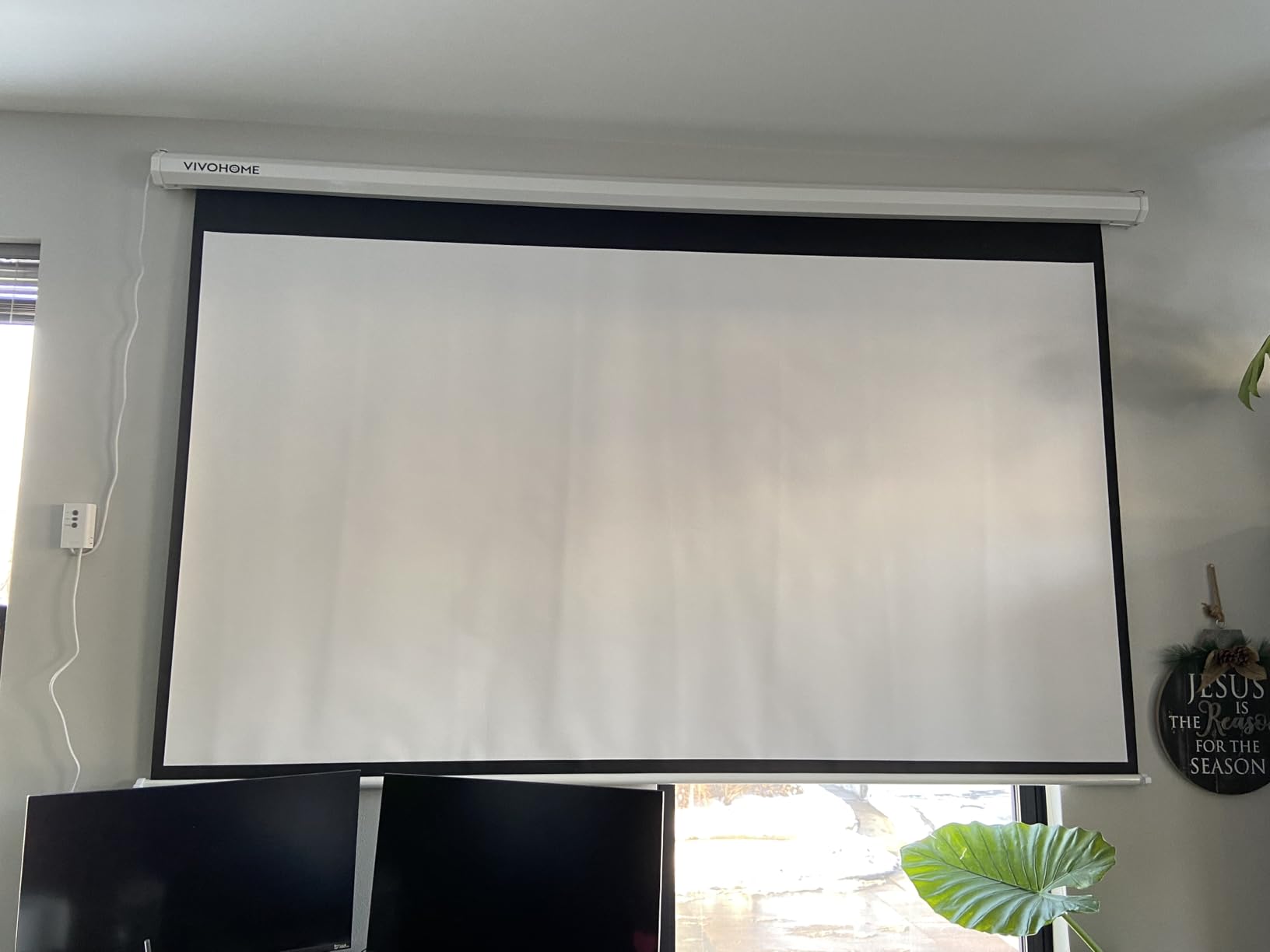 VIVOHOME Motorized Projector Screen with Remote, 16:9 100 Inch Auto Electric Projection Screen, HD 4K Movie Screen for Home Theater, Cinema, Office (87 x 49 Black) customer photo 2
