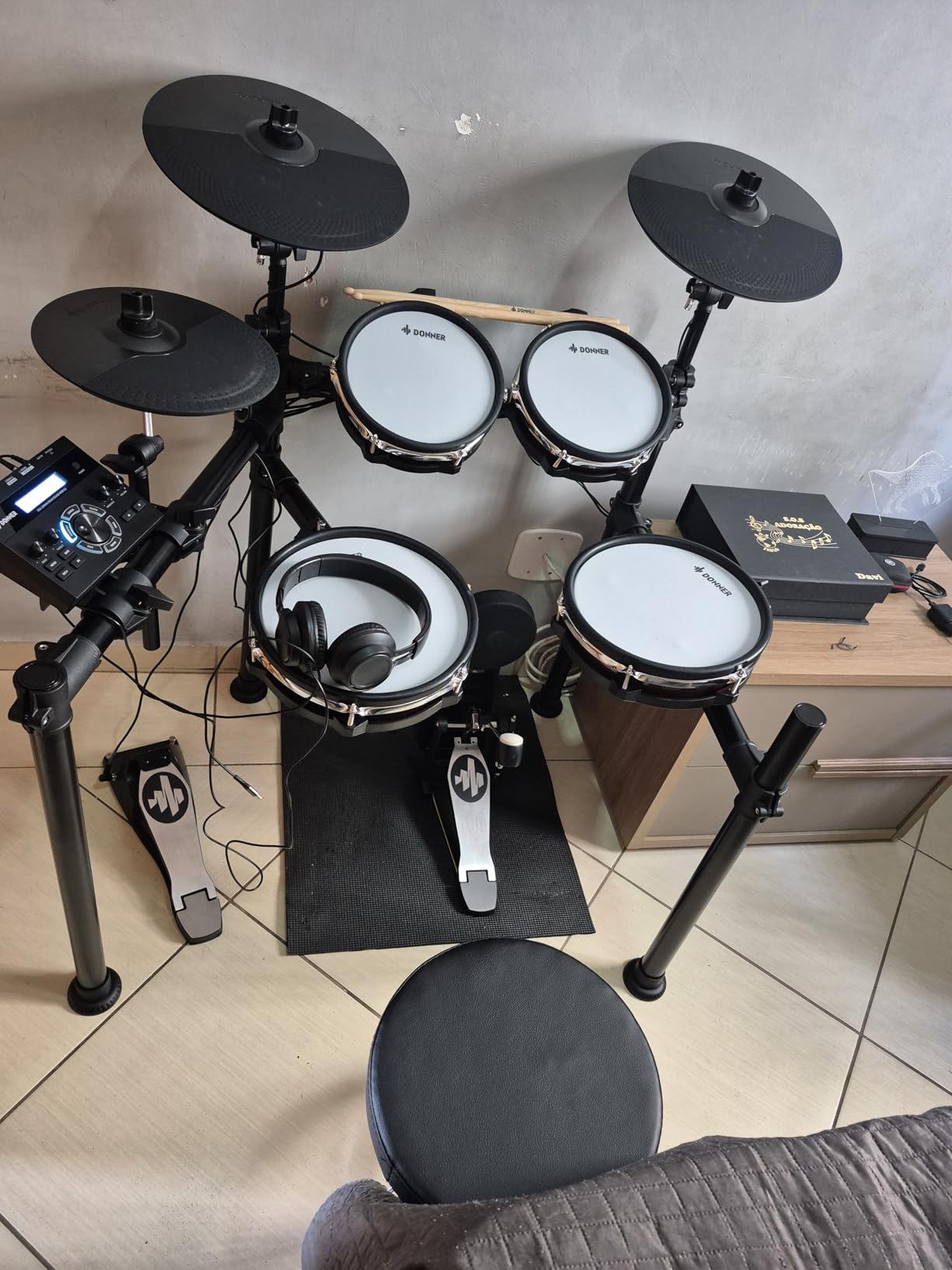 Donner DED-200 Electric Drum Sets with Quiet Mesh Drum Pads, 2 Cymbals w/Choke, 31 Kits and 450+ Sounds, Throne, Headphones, Sticks, USB MIDI, Melodics Lessons customer photo 1