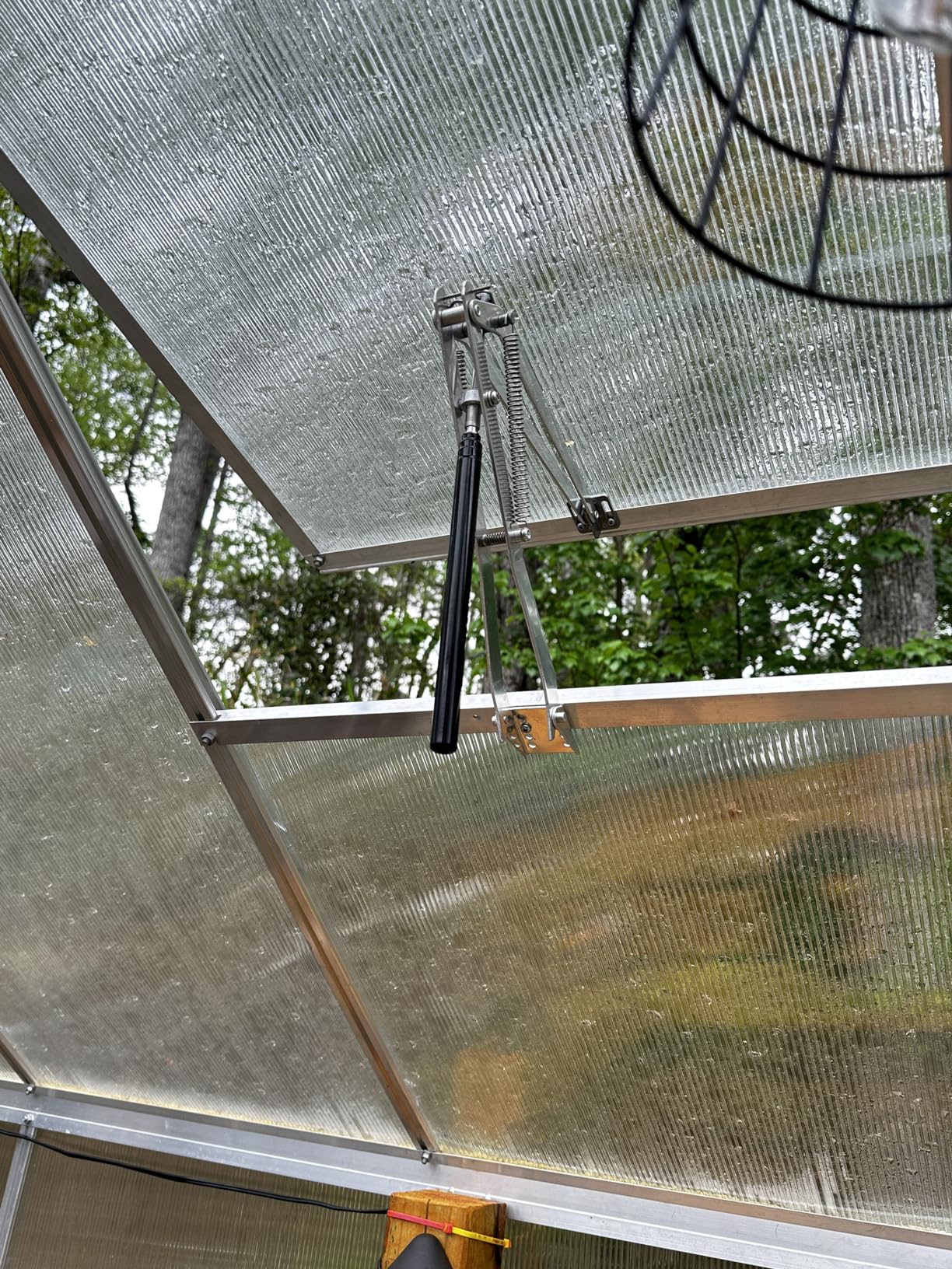 BIBISTORE Automatic Greenhouse Vent Opener Solar Powered Auto Hothouse Window Opener Wooden Cold Frame Roof Vent Opening Kit Greenhouse Accessories-(Lifts 15.4 Lbs,Double Spring) customer photo 1