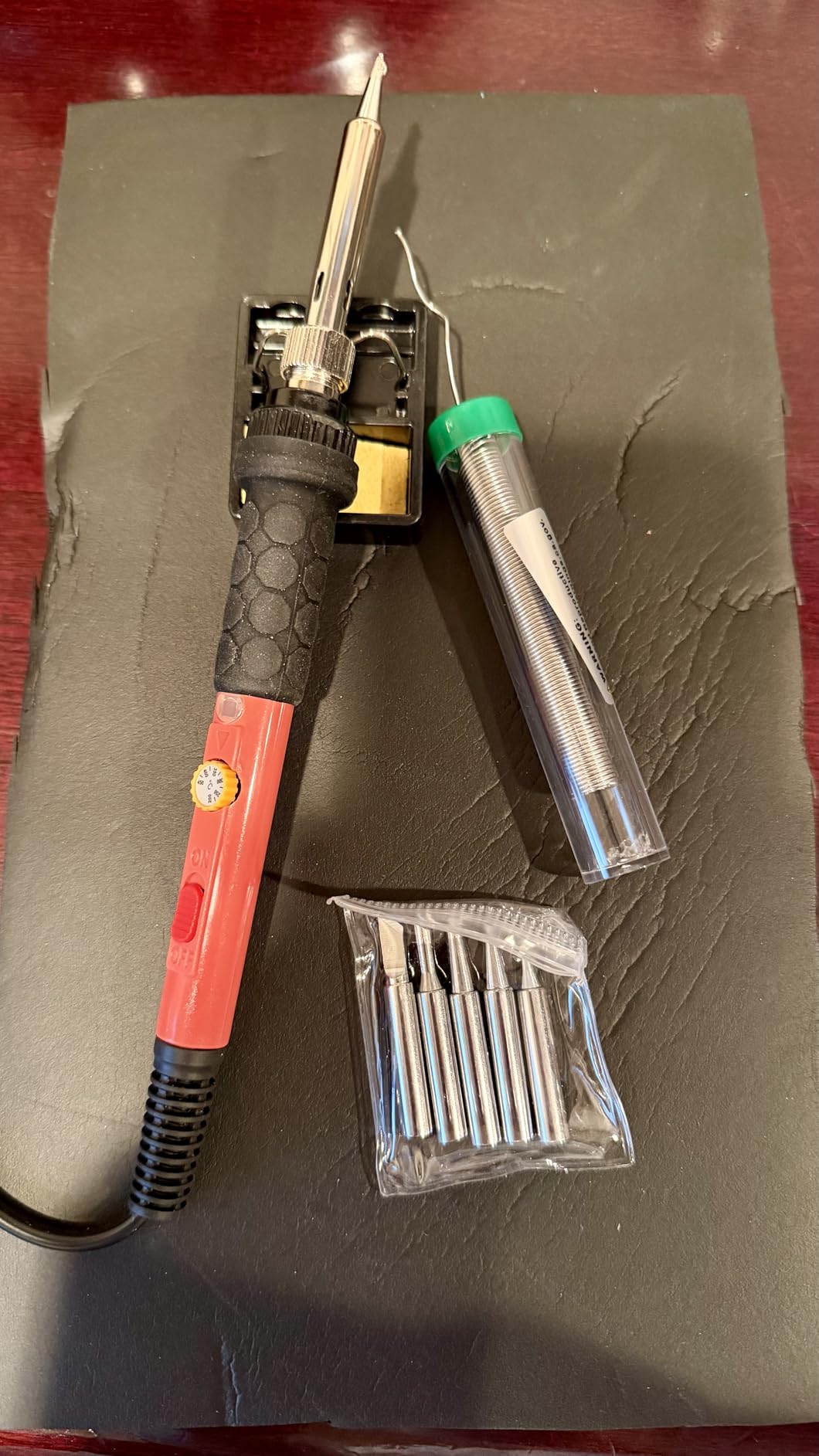 Soldering Kit, 60W Soldering Iron, 110V Welding Kit with Ceramic Heater, Portable Solder Irons with 5pcs Extra Tips, Stand, Solder Tube, Sponge, for Electronic Repair customer photo 1