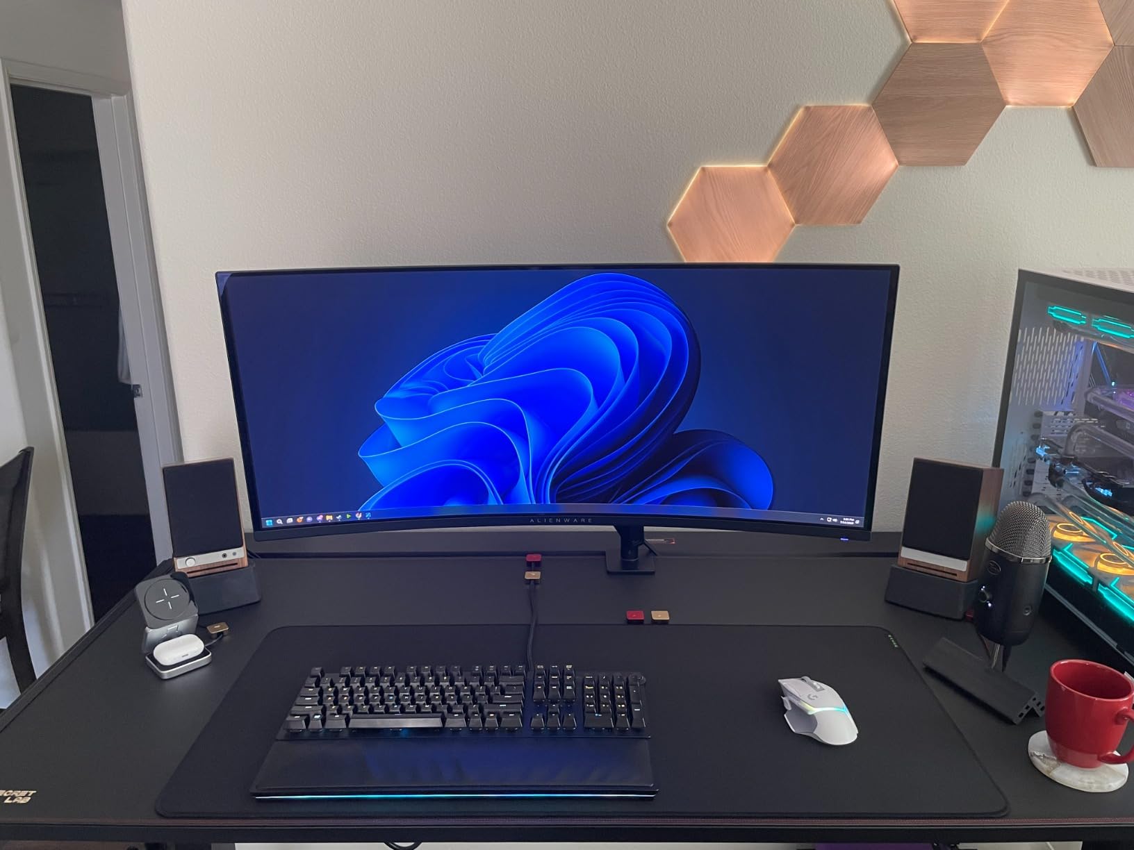 Razer Strider Hybrid Mouse Mat with a Soft Base & Smooth Glide: Firm Gliding Surface - Anti-Slip Base - Rollable & Portable - Anti-Fraying Stitched Edges - Water-Resistant - Large customer photo 1