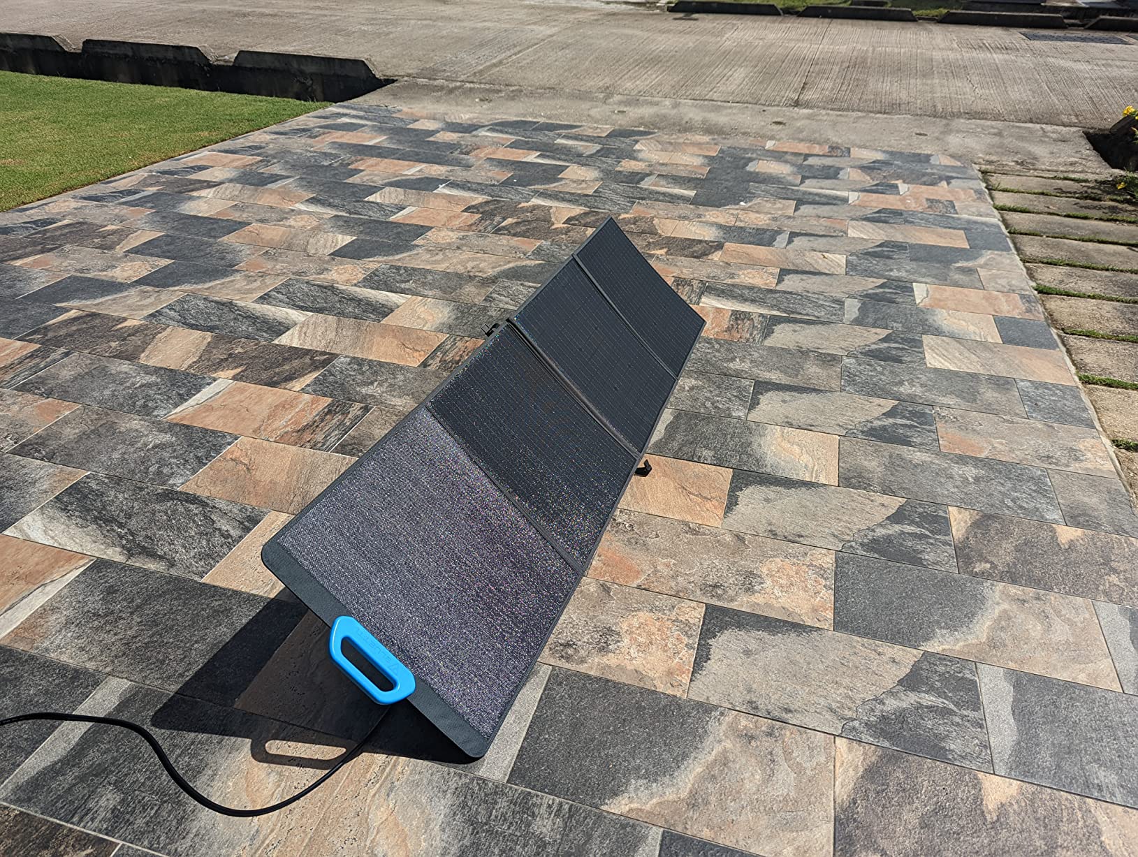 Bluetti 200W Solar Panel for Solar Generator EB3A AC2A AC50B AC70 AC180 AC200L Elite 200 V2 AC300 AC500 B300K, Foldable Solar Charger with Adjustable Kickstands for RV, Camping, Blackout customer photo 1