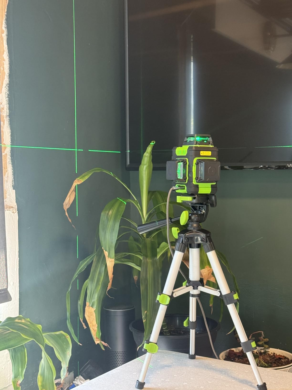 Huepar Laser Level, Self-leveling 16 Lines Green Beam 4D Cross Line Tiling Floor Laser Tool-2 x 360 Horizontal & 2 x 360 Vertical Laser Lines with Two Li-ion Batteries and Hard Carry Case-LS04CG customer photo 2
