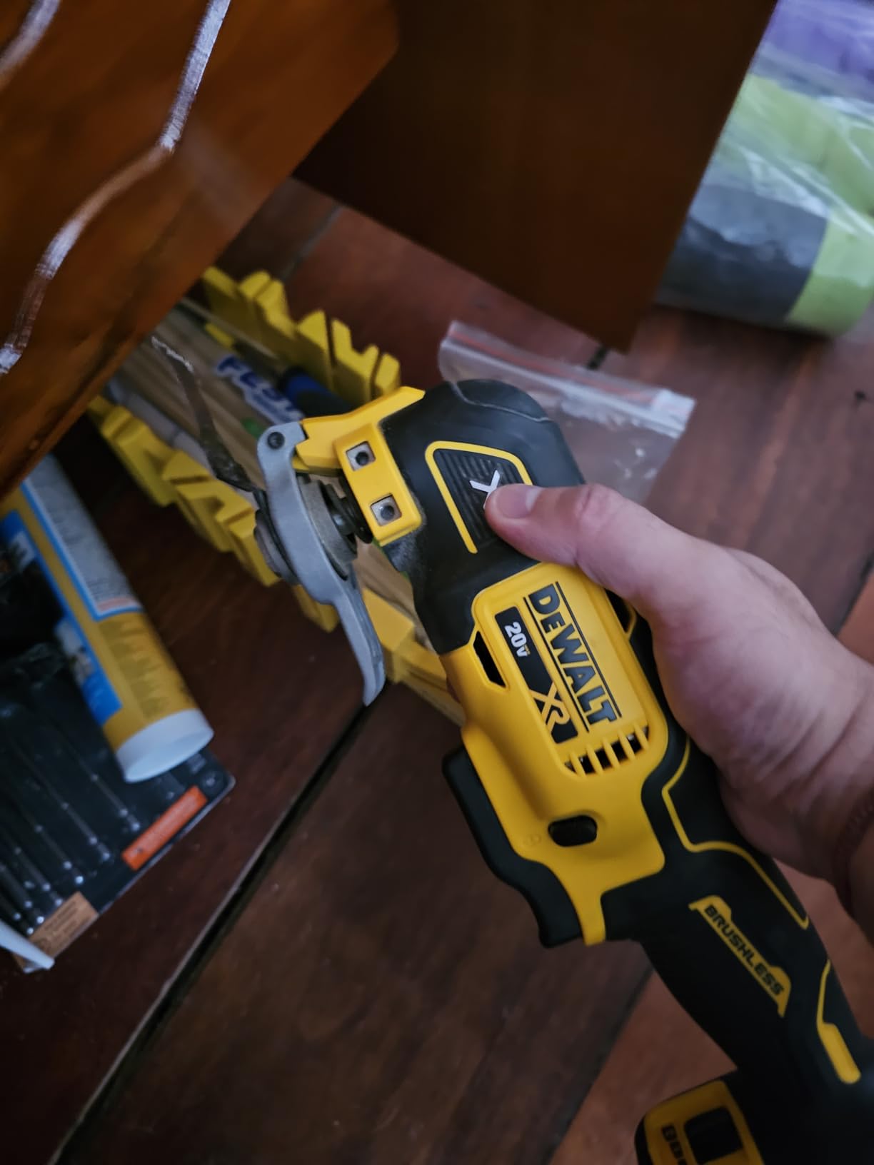 DEWALT 20V Oscillating Tool, Cordless, Wood Blades, Sandpaper, Tool Bag, Battery and Charger Included (DCS356SD1) customer photo 1