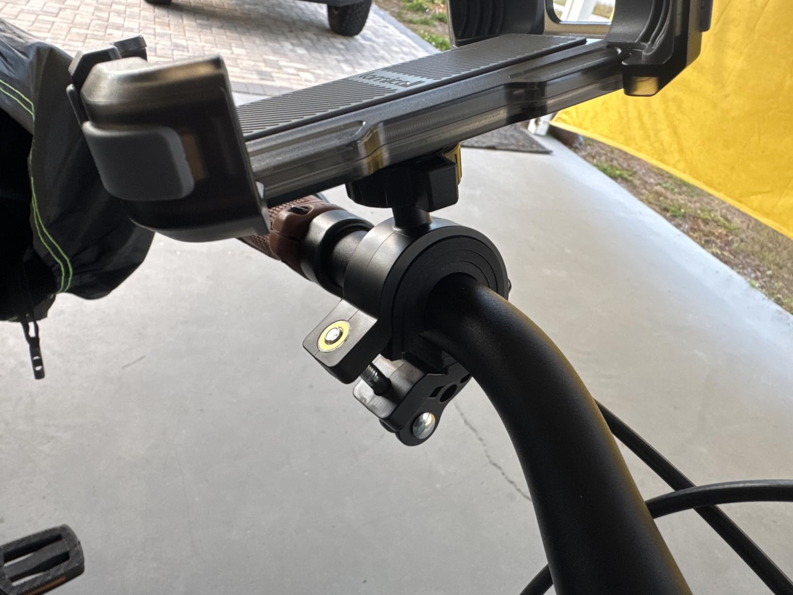 Lamicall Bike Phone Mount Holder - Motorcycle Phone Mount, Adjustable Cell Phone Holder Gifts, E-Bike Bicycle Scooter Handlebar Cradle Clip for iPhone Air 17 Pro Max, 16 15 Plus, 14, 4.7-6.8