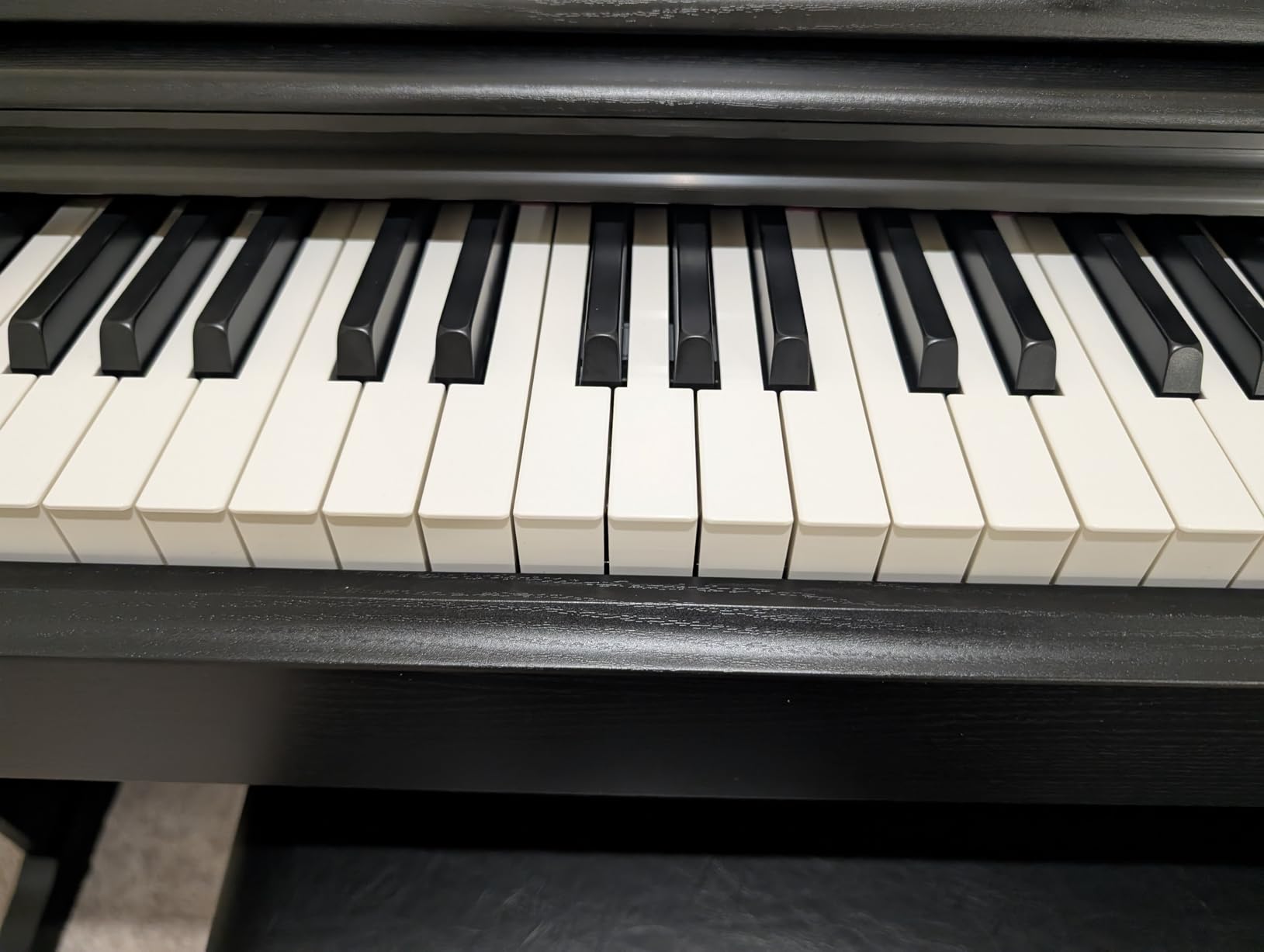 Yamaha Arius Series 88-Key Weighted Action Upright Digital Piano for Beginner and Intermediate Players, Dynamic Response, Grand Piano Sound, 3-pedal Unit, Upright Design, Bench Included, Black YDP105B customer photo 3