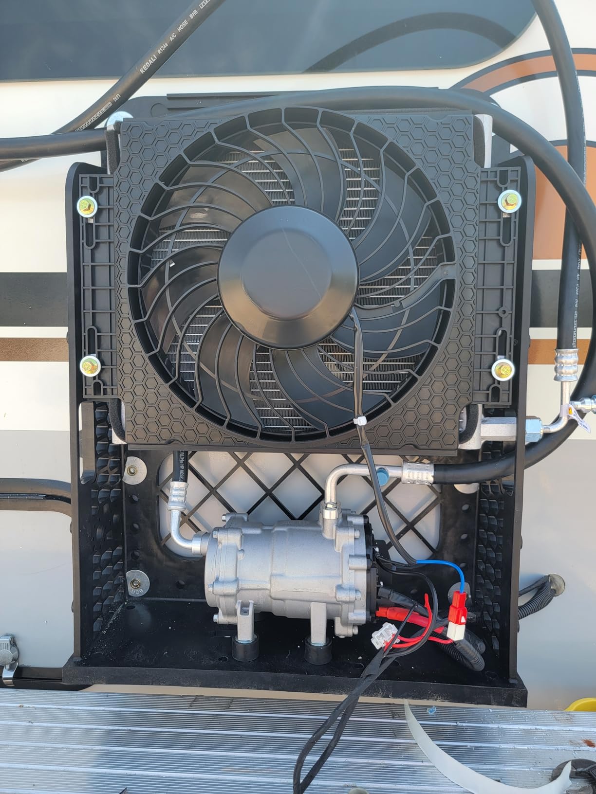 Universal 12V DC Electric Air Conditioner, RV Truck Excavator Engineering Vehicle Agricultural Vehicle Bus Van 12V voltage Parking Air Condition customer photo 1