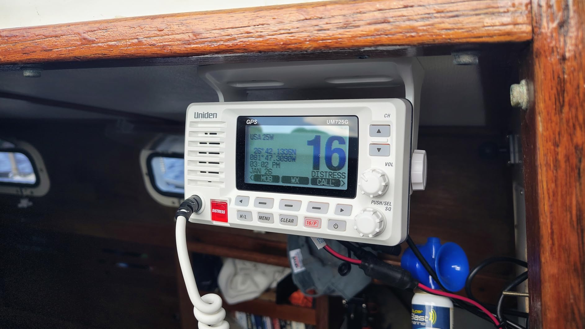 Uniden UM725 Marine VHF Radio, All USA, Canada, and Int'l. Marine Channels, 1Watt/25Watt Transmit Power, Largest LCD Screen in Class, NOAA Weather Channels w/Alerts, Speaker Mic, IPX8 Waterproof. customer photo 1