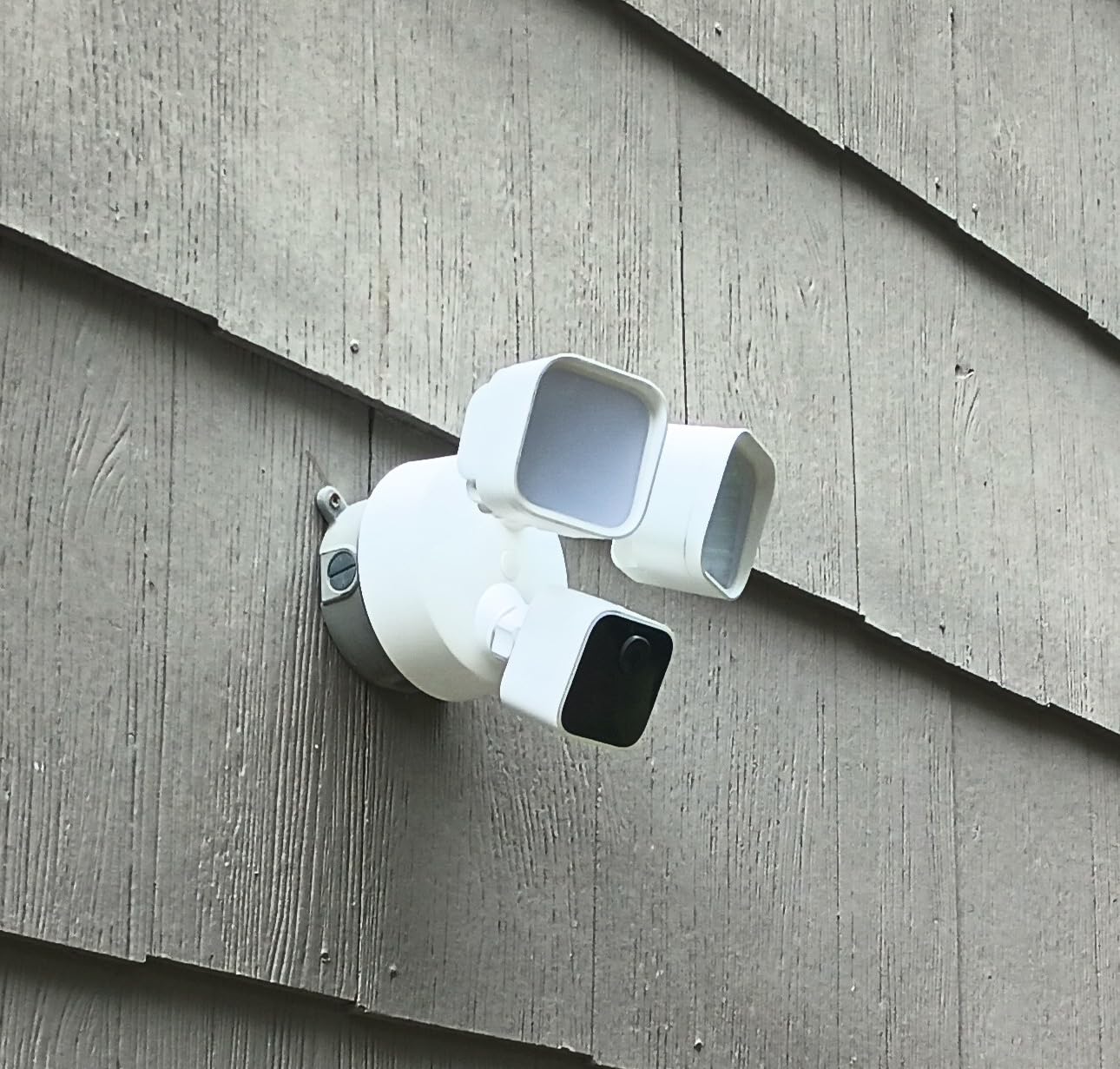 Blink Wired Floodlight Camera - Smart security camera, 2600 lumens, HD live view, enhanced motion detection, built-in siren (White) customer photo 2