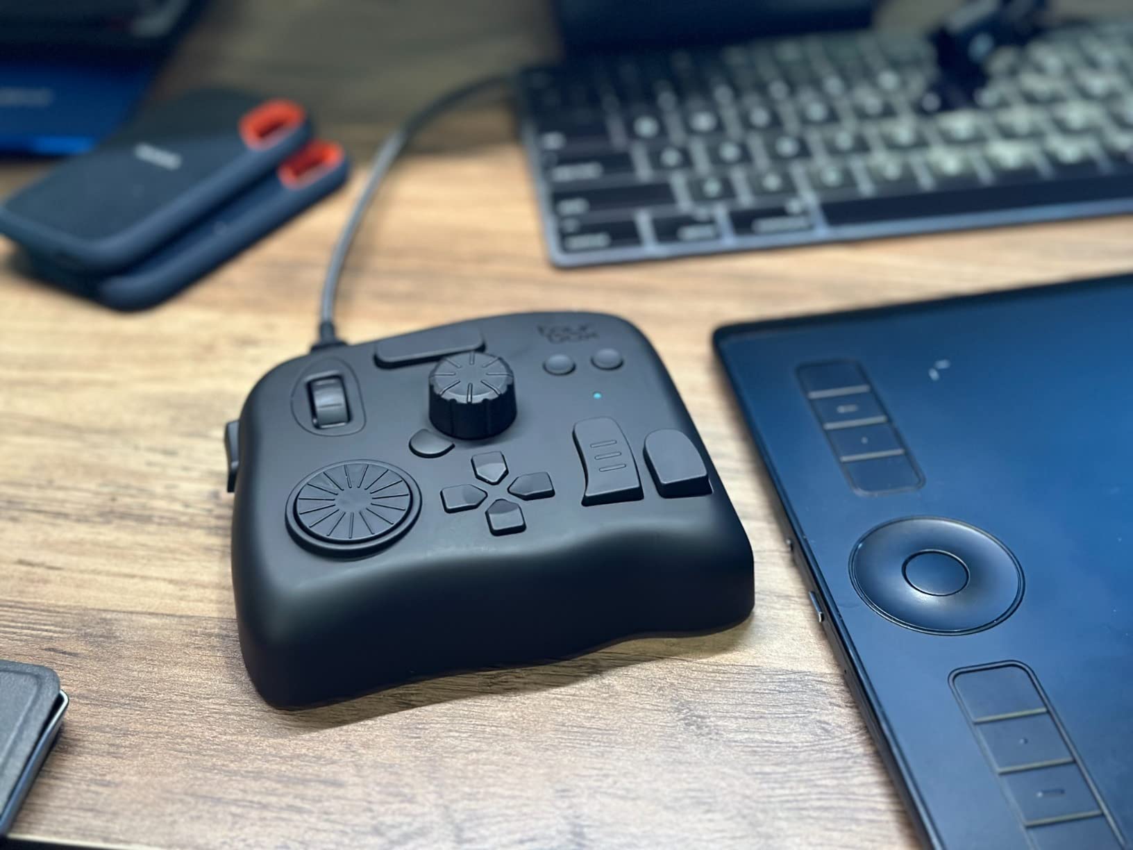 TOUR BOX Elite - Bluetooth Video Editing Controller Color Grading Speed Editor, Intuitive Control, Professional Digital Creator Console for Davinci, Premiere, Final Cut Pro and More, Mac/PC (Black) customer photo 1