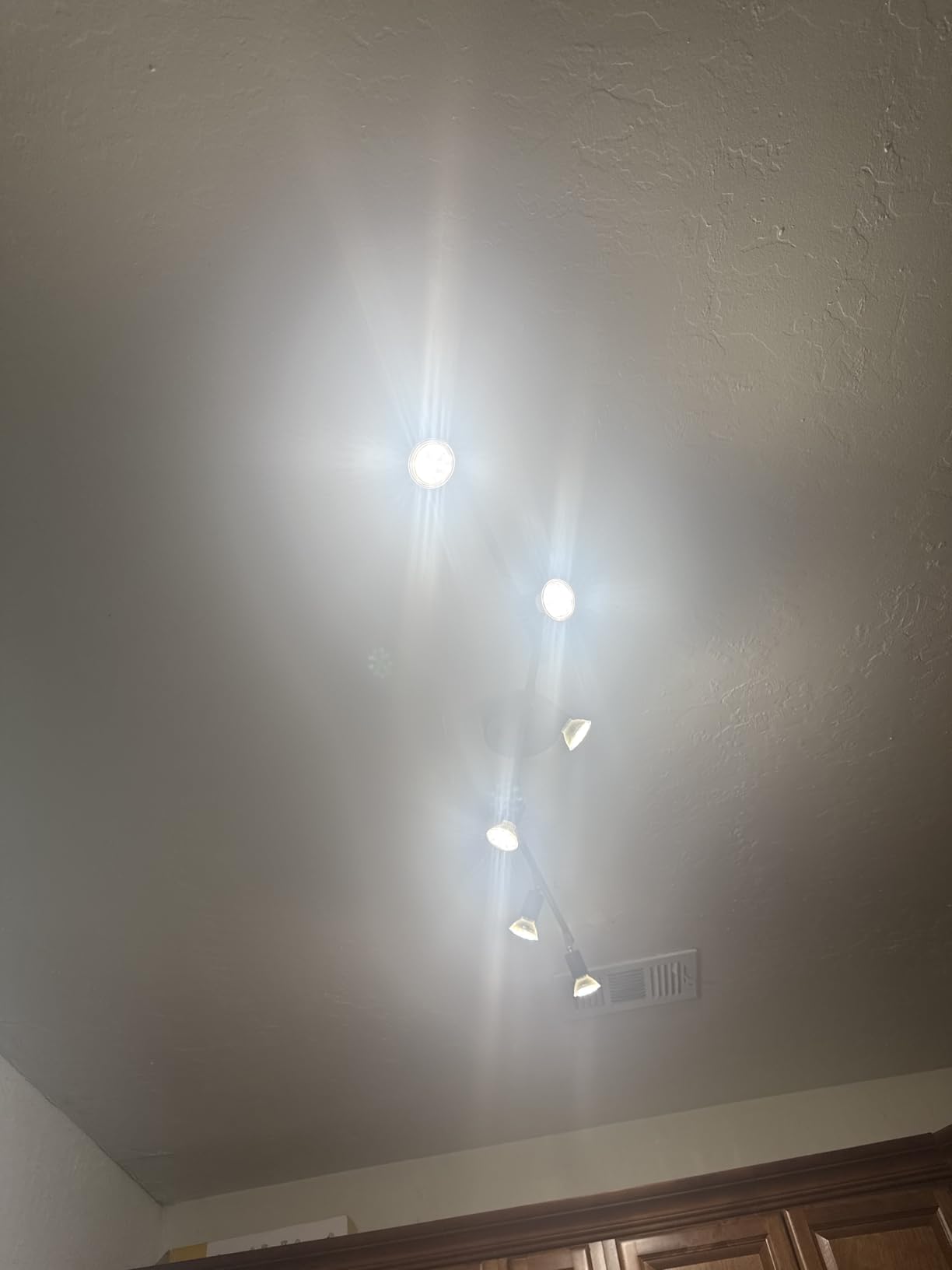 Unicozin LED 8 Light Track Lighting Kit, 54.13'' Black 8 Way Ceiling Spot Lighting, Flexibly Rotatable Head, Track Light Included 8 x LED GU10 Bulb (4W, Daylight White 5000K, 400LM) customer photo 2