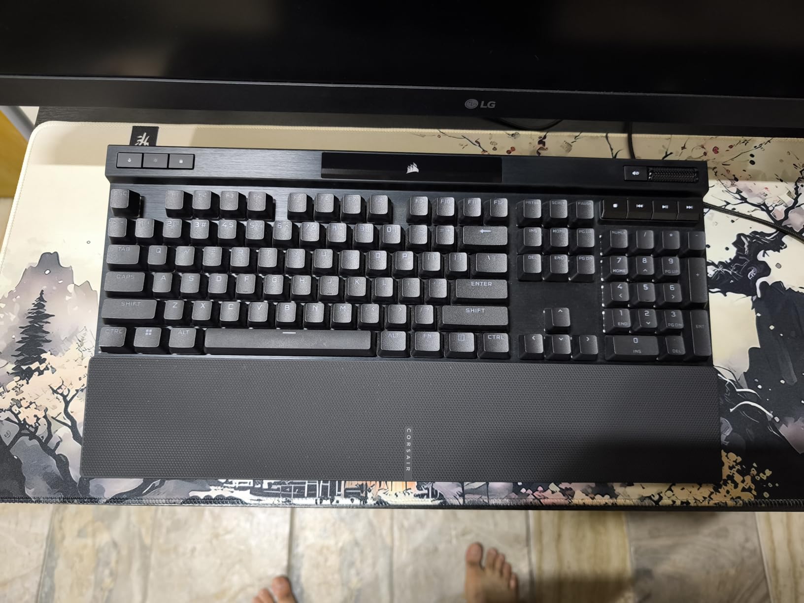 Corsair K70 PRO RGB Optical-Mechanical Gaming Keyboard - OPX Linear Switches, PBT Double-Shot Keycaps, 8,000Hz Hyper-Polling, Magnetic Soft-Touch Palm Rest - NA Layout, QWERTY - White customer photo 1