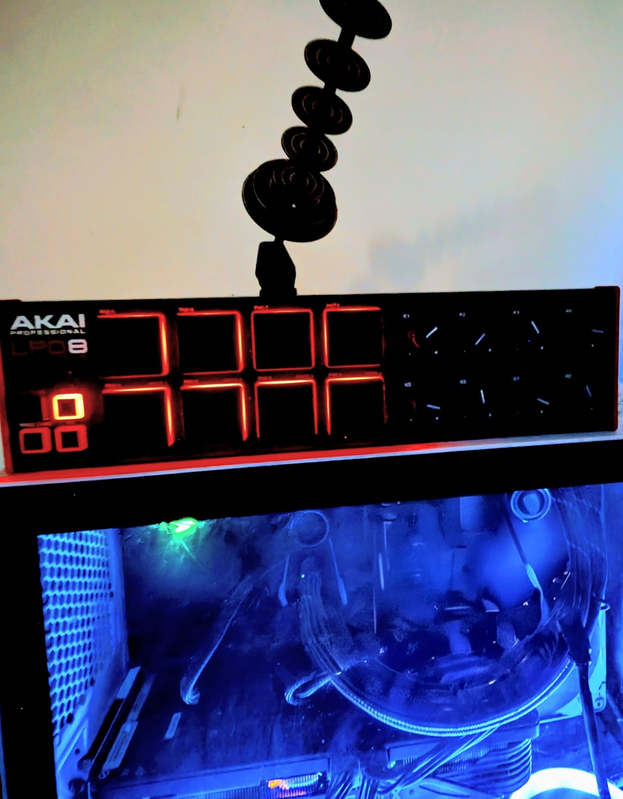 Akai Professional LPD8 - USB MIDI Controller with 8 Responsive RGB MPC Drum Pads, 8 Assignable Knobs customer photo 1