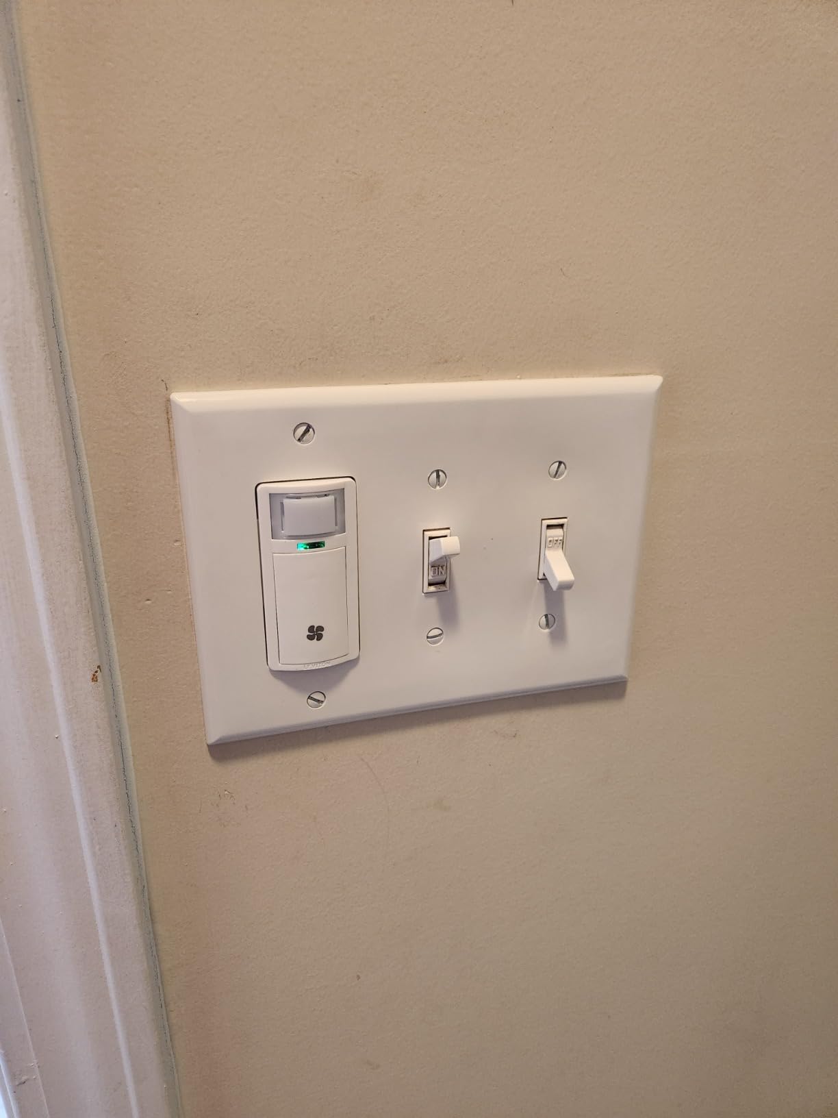 Leviton Humidity Sensor Switch for Bathroom Exhaust Fan, Automate Ventilation, Air Circulation, Moisture Control, 1/4 HP, Single Pole, DHS05-1LW, White customer photo 2