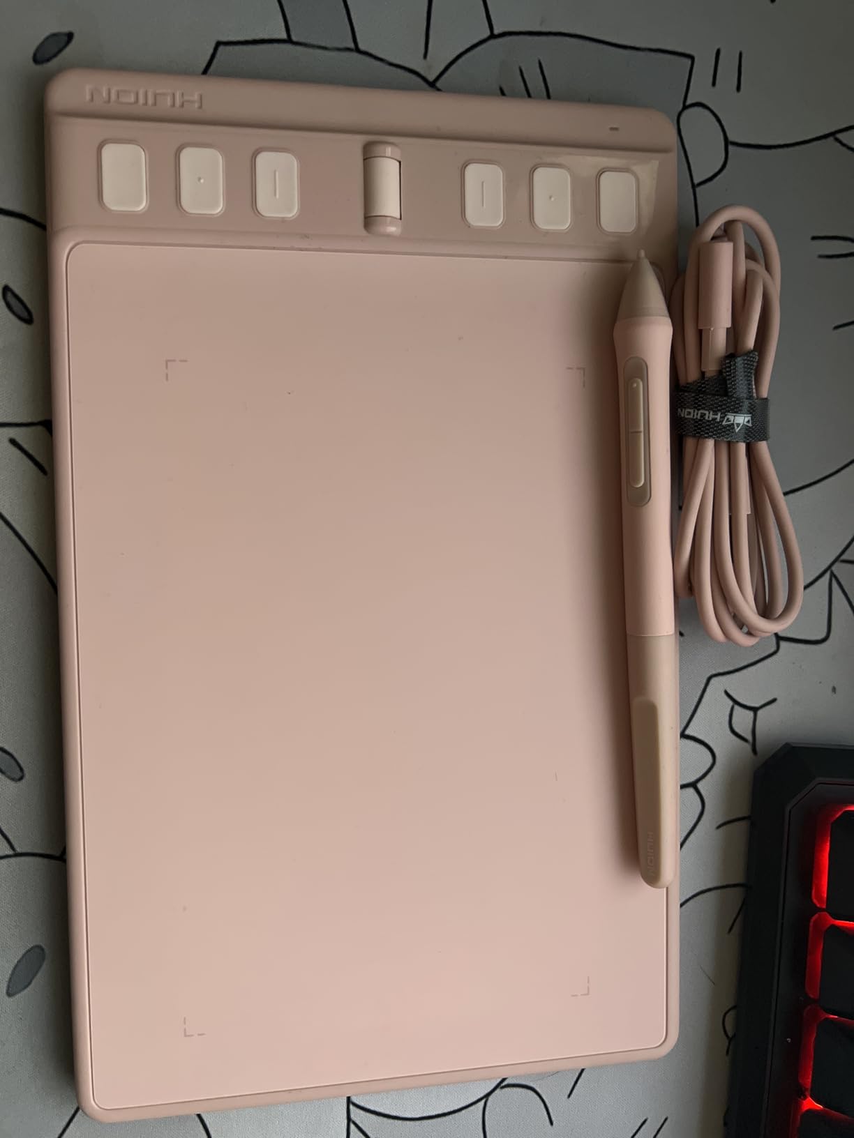 HUION Inspiroy 2 Small Drawing Tablet, Digital Art Tablet with Scroll Wheel, 6 Hot Keys, Battery-Free Stylus, Pink Graphics Tablet for Drawing, Design, Writing, Work with PC, Mac & Android customer photo 2