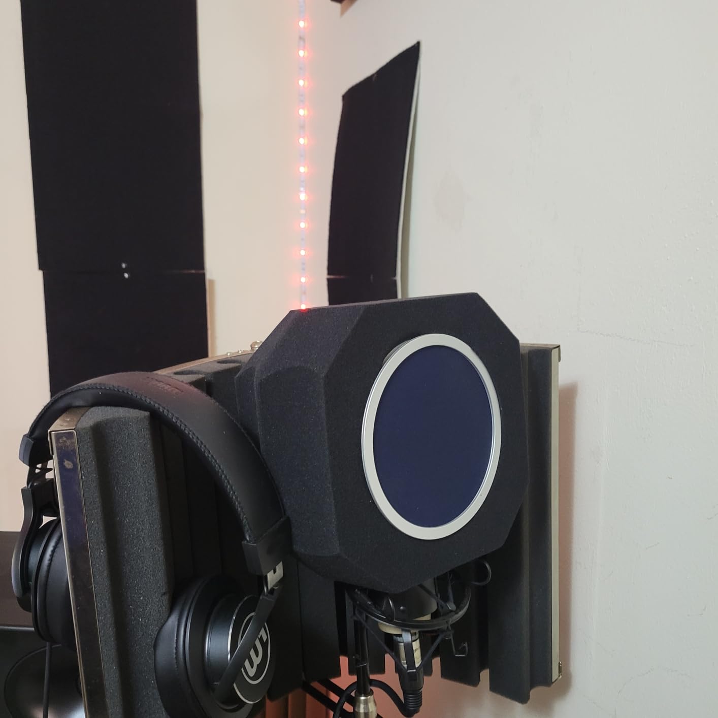 Professional Microphone Isolation Shield with Pop Filter, Reflection Filter for Recording Studios, Sound-absorbing Foam for Noise and Reflection Reduction for Recording, Singing, Podcasts, Live Stream customer photo 1