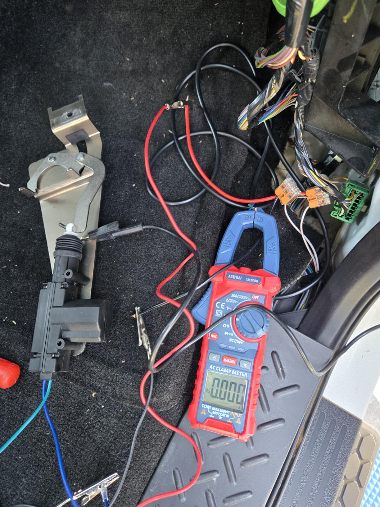 AstroAI Inrush Digital Clamp Meter Multimeter 1000A TRMS 6000 Counts, Amp Voltage Tester with VFD, LOZ Mode; Measures AC/DC Current Voltage Temperature Resistance Capacitance Frequency Continuity NCV customer photo 1