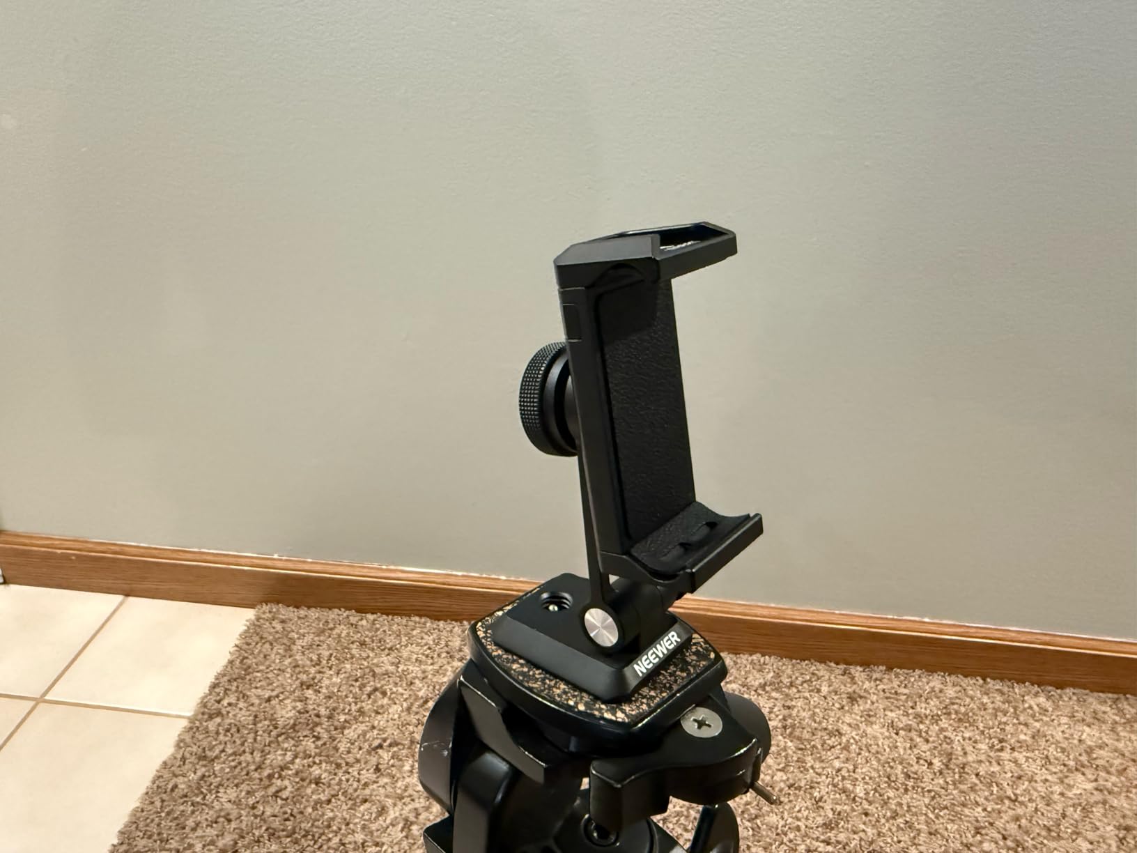 Metal Phone Tripod Mount Adapter with Arca QR Base, Cold Shoe, 360° Swivel 180° Tilt, Phone Holder Compatible with iPhone 15 Pro Max Galaxy S24 - NEEWER customer photo 1