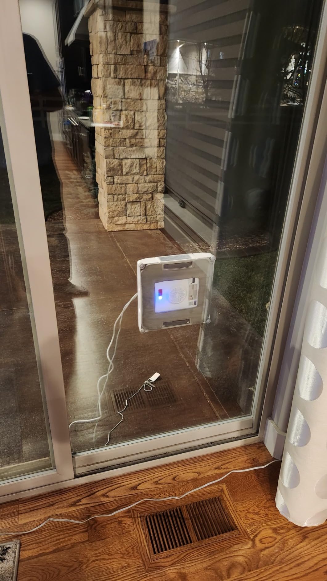 ECOVACS Winbot W1 Pro Window Cleaning Robot, Intelligent Cleaning with Dual Cross Water Spray Technology, Win SLAM 3.0 Path Planning, 2800Pa Suction Power, Edge Detection Technology, App Control, Grey customer photo 1