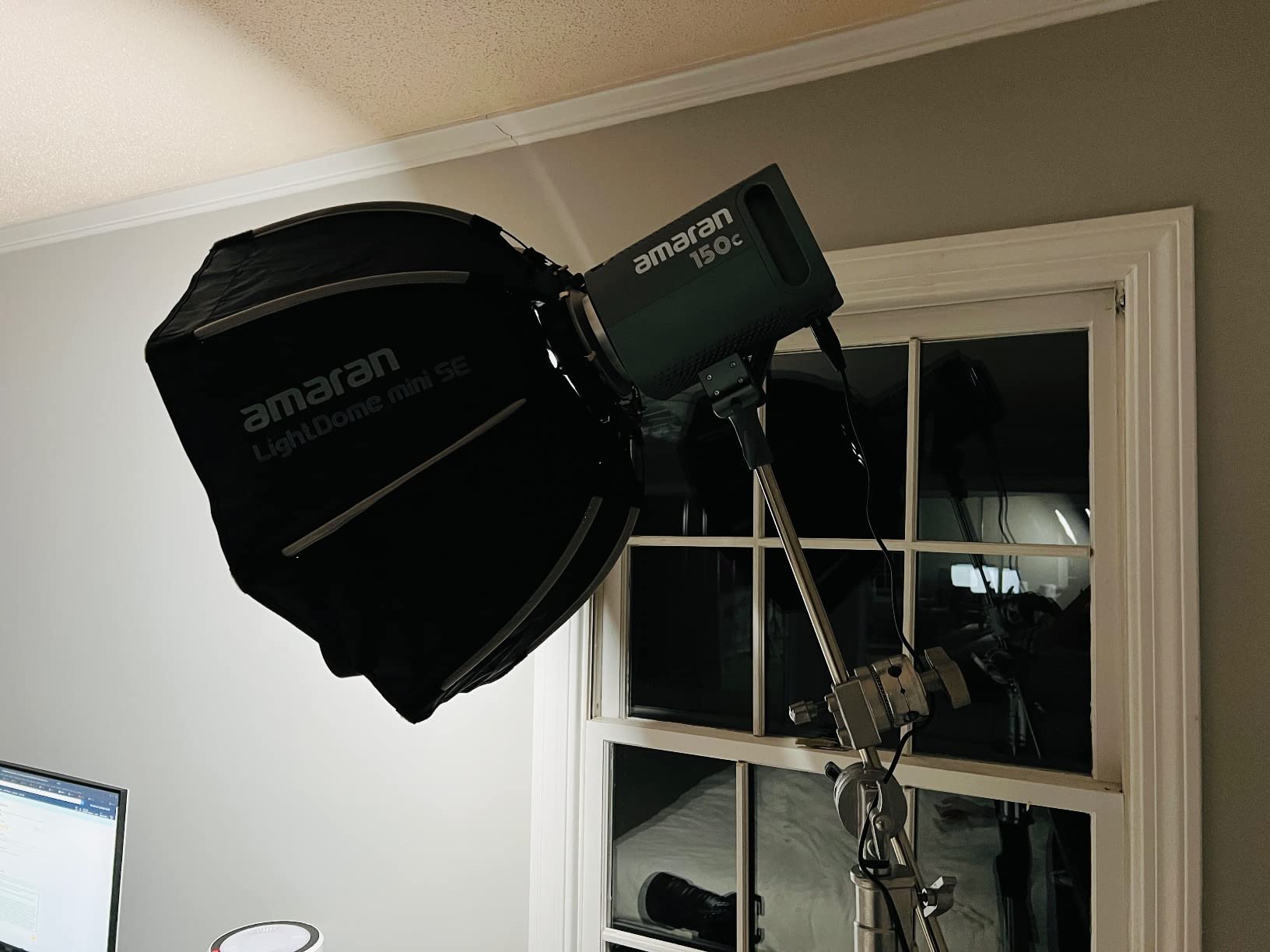 Amaran 150c COB Video Light, RGBWW 150W, 2,500K to 7,500K CCT with G/M Adjustment, 15,610 lux @ 1m with Hyper Reflector, APP Control (White) customer photo 2