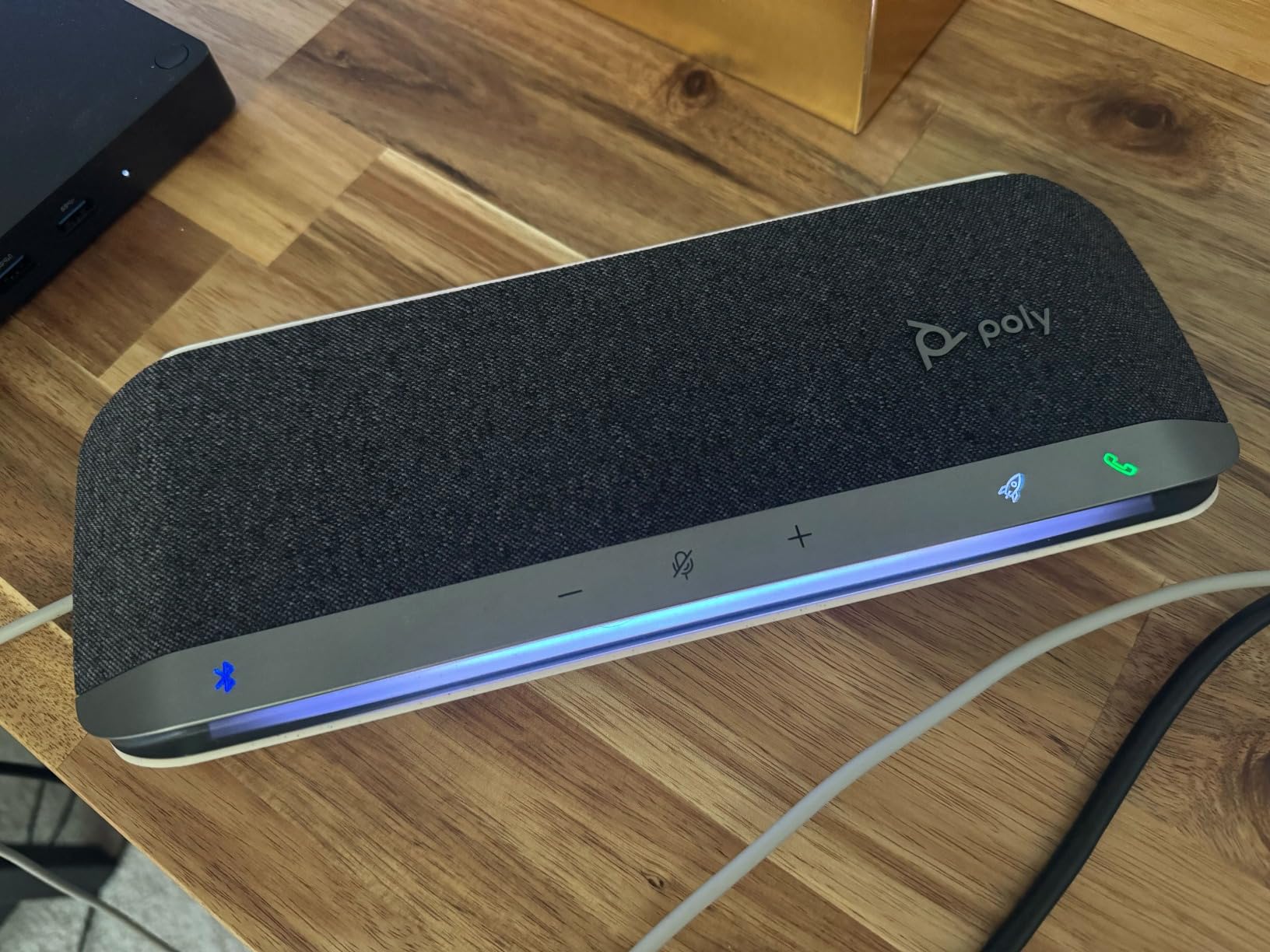 Poly Sync 40 Smart Speakerphone - Flexible Workspaces - Connect to PC/Mac via USB-A or USB-C customer photo 1