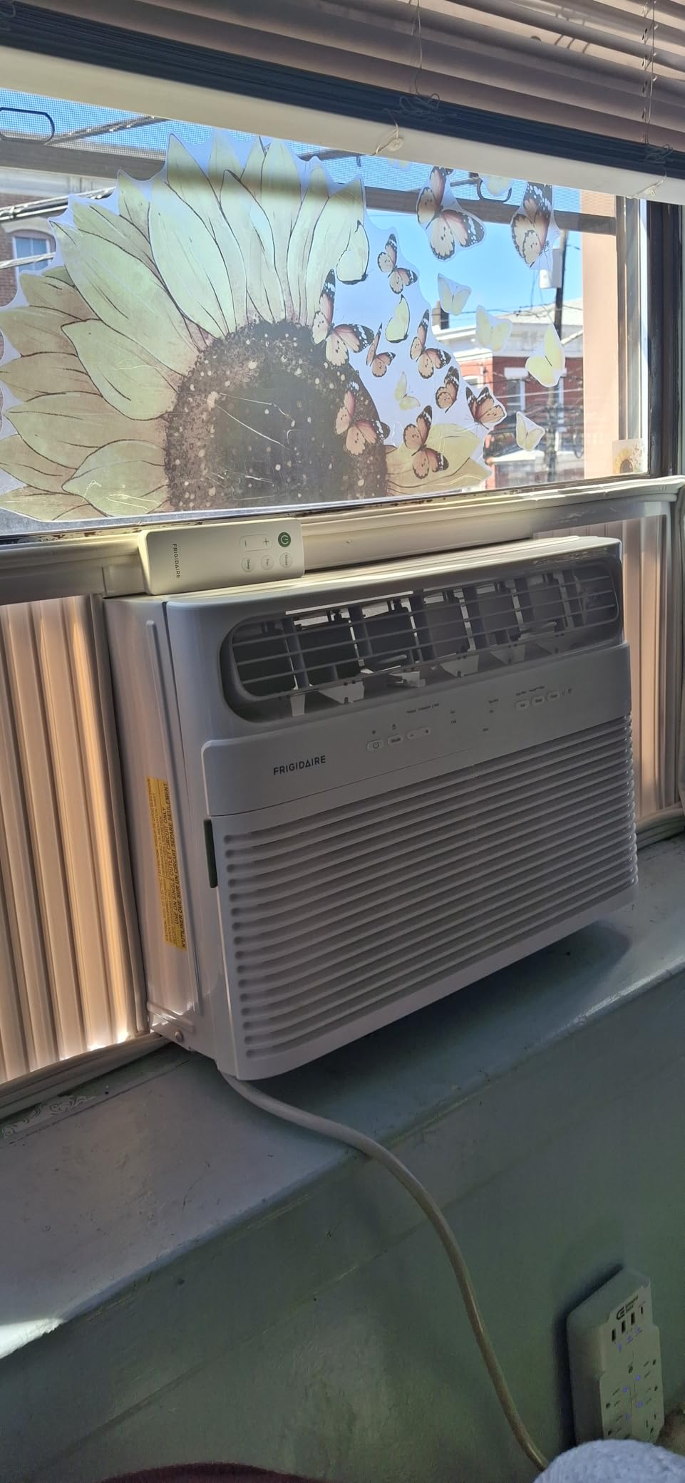 Frigidaire 8,000 BTU Smart Window Air Conditioner with Wi-Fi, Cools Up to 350 Sq. Ft., Remote Control, Quiet Operation, Eco Mode, 3 Fan Speeds customer photo 2