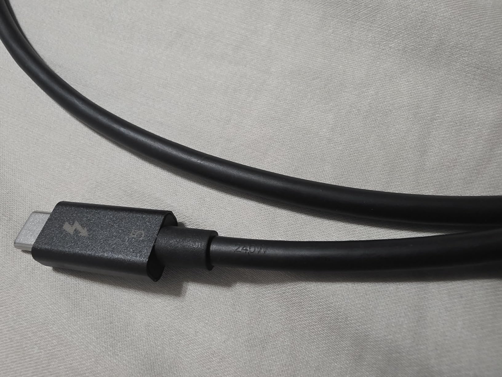 Cable Matters [Intel Certified 80Gbps Thunderbolt 5 Cable - 1m / 3.3ft, Supports up to 120Gbps Bandwidth Boost and 240W Charging, Compatible with Thunderbolt 4, USB4, and USB C, Black customer photo 2