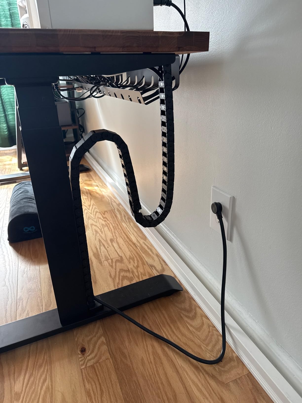 Quality Clever PivyCord-Vez Flex Chain Raceway Cable Management Solution for Sit-Stand Variable Height Desks, Flexible Cable Raceway to Hide, Organize and Protect Wires and Cables, Black customer photo 1