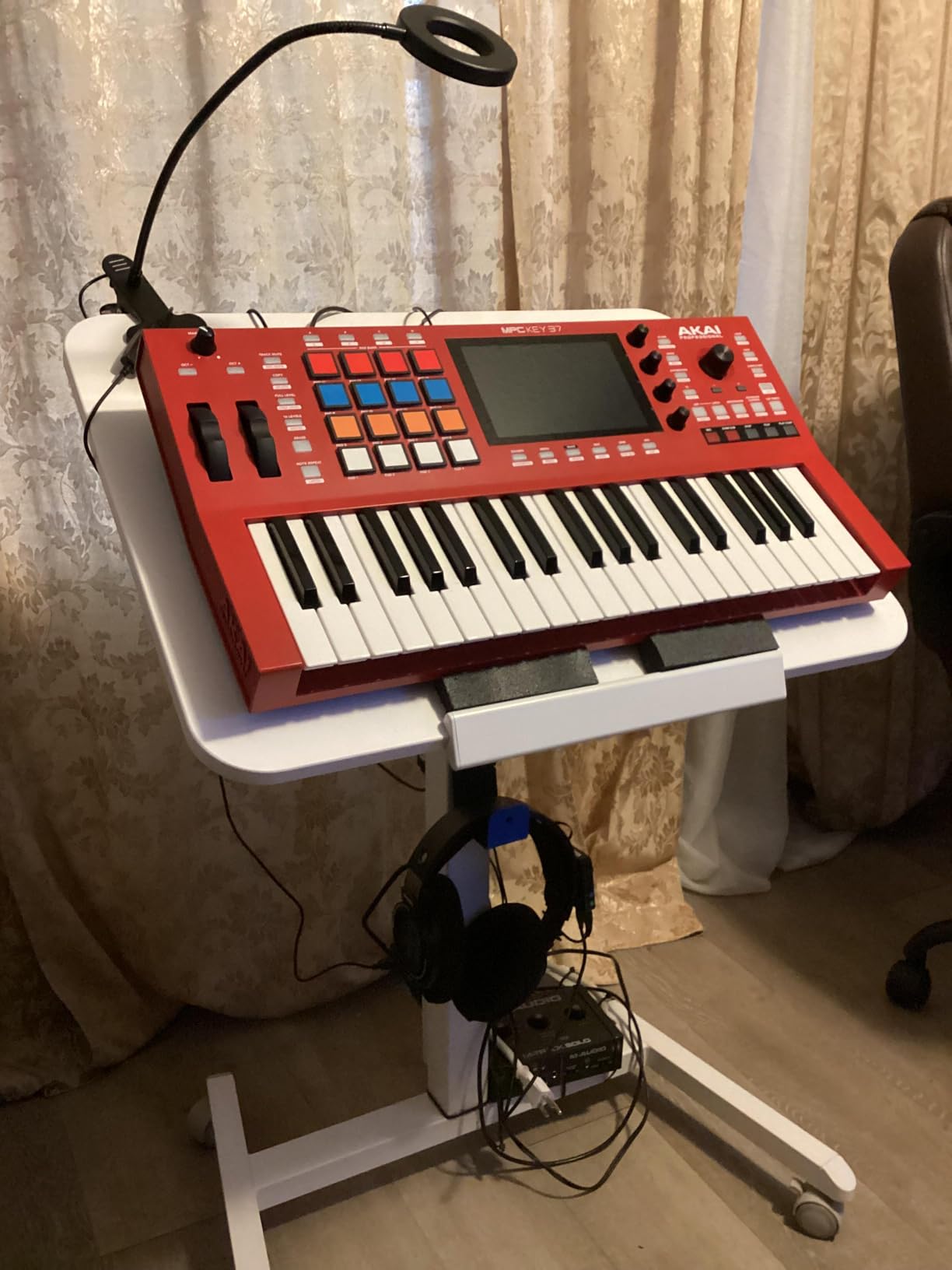 Akai Professional MPC Key 37 Standalone Production Synthesizer, Drum Machine, MIDI Keyboard, with Wi-Fi, Bluetooth, Touchscreen customer photo 1