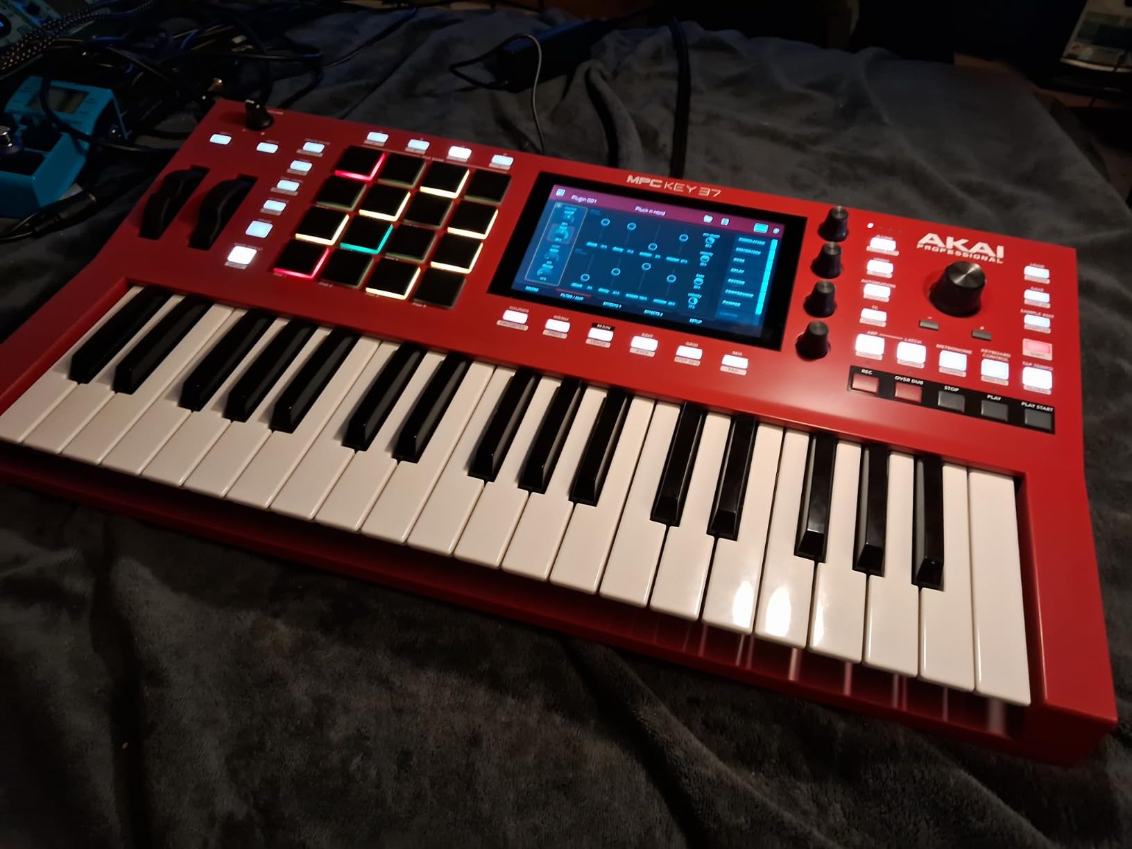 Akai Professional MPC Key 37 Standalone Production Synthesizer, Drum Machine, MIDI Keyboard, with Wi-Fi, Bluetooth, Touchscreen customer photo 2