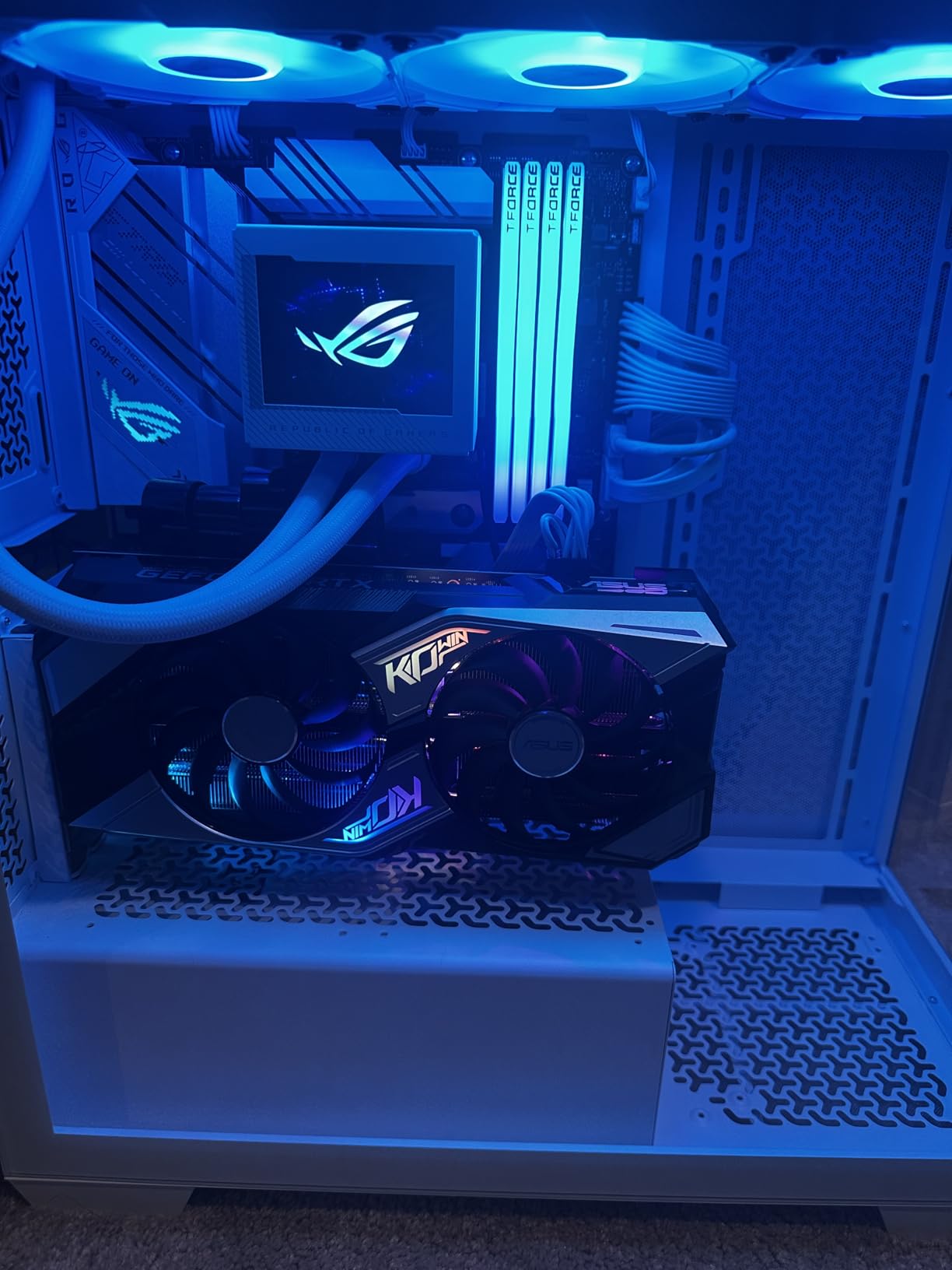 CORSAIR RM850x Shift Fully Modular ATX Power Supply - 80 Plus Gold - ATX 3.1 - PCIe 5.1 - Zero RPM - Modular Side Interface - White customer photo 2