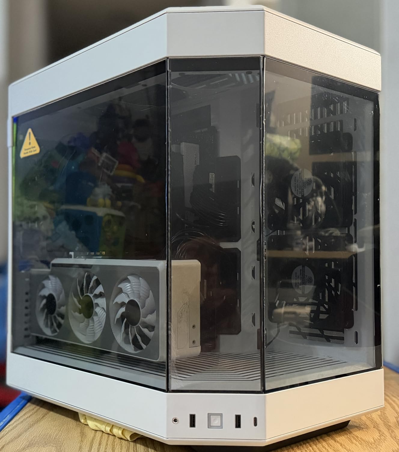 Hyte Y70 Modern Aesthetic Gaming PC Case - Panoramic Glass | High-Airflow Design | Cable Management | Dual Chamber ATX Mid-Tower Chassis | 10 Fan Capacity | Luxury PCIe 4.0 Riser Cable - Snow White customer photo 2