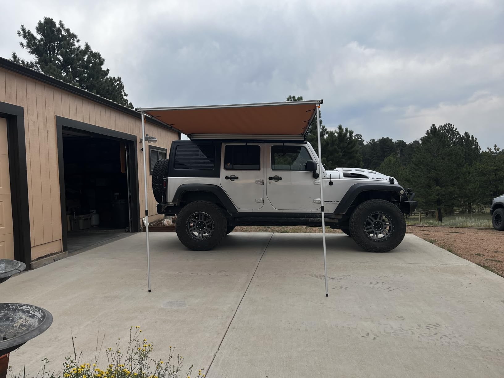 VEVOR Vehicle Awning 6.6'x8.2' Roof Rack Pull-Out Sun Shade UV50+ PU3000mm, Retractable Weatherproof 4x4 Side Awning for SUV Outdoor Camping & Overland (Hardware Included), w/Waterproof Storage Bag customer photo 2