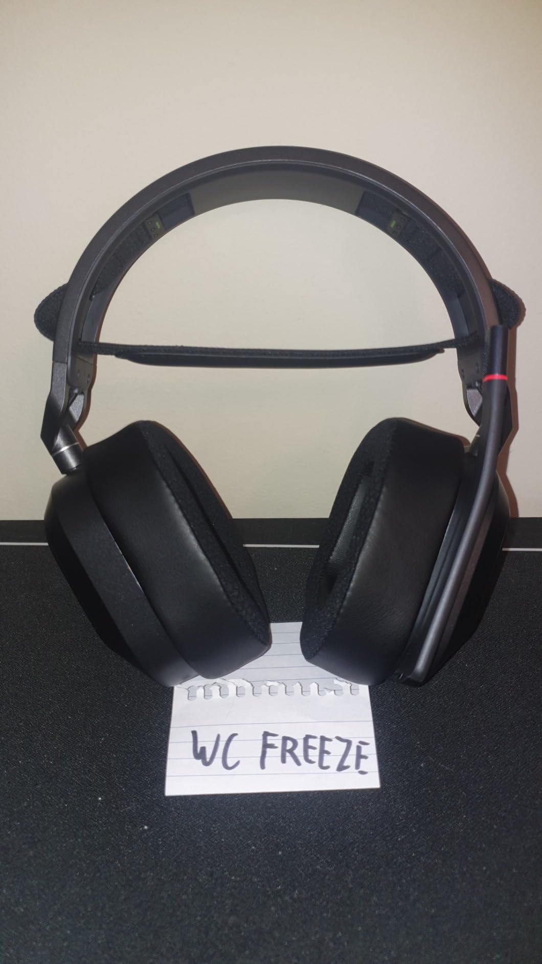 Corsair HS80 MAX Wireless 2.4GHz Bluetooth Gaming Headset - Low Latency, Dolby Atmos, SonarWorks SoundID, Broadcast Quality Microphone, High Battery Life - PC, Mac, PS5, PS4, Mobile - White customer photo 1