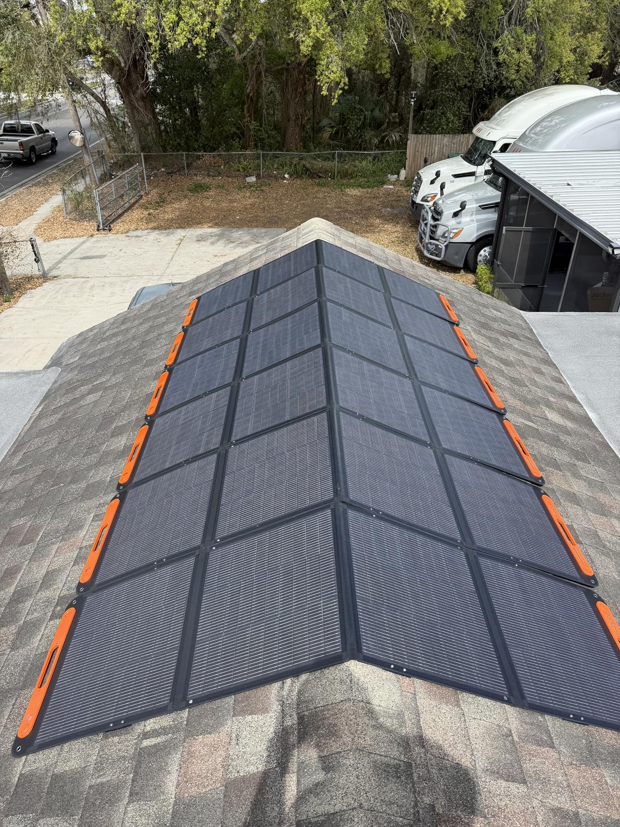 Jackery SolarSaga 200W Portable Solar Panel, IP68 Foldable Bifacial Solar Panels for Rooftops Outdoor Camping Off-Grid and RVs customer photo 1