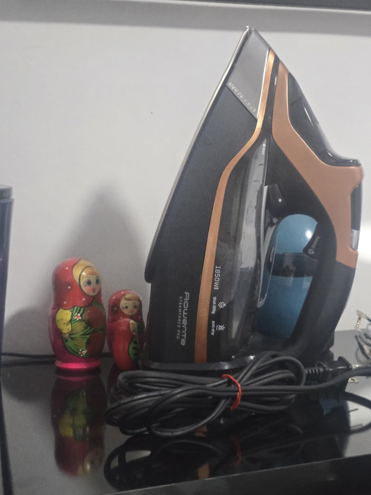 Rowenta Iron Steam Force Pro Steam Iron for Clothes, 1850 Watts, 5 Presets Smart Screen, Stainless Steel Soleplate, High-Efficiency Handheld Steamer Ironing, Anti-Drip Protection, Black Copper, DW9580 customer photo 1