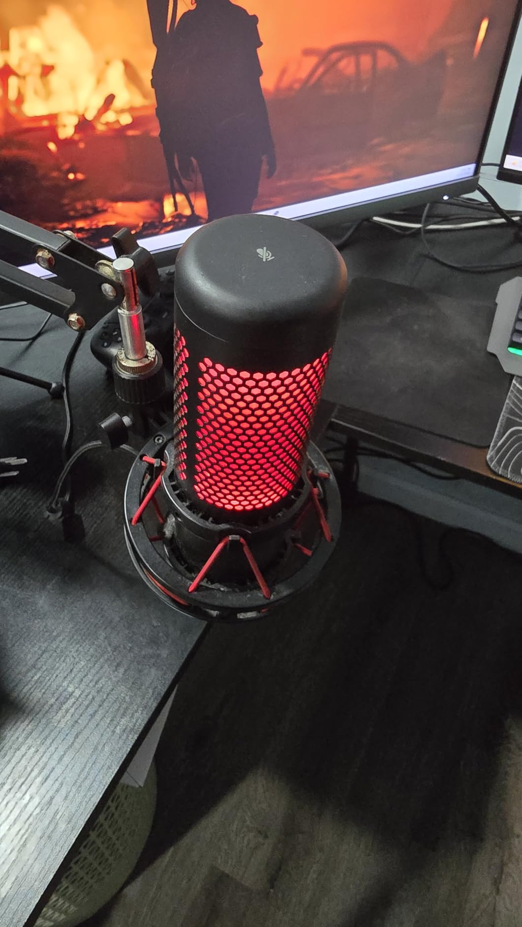 HyperX QuadCast 2 - USB Microphone for Gaming, Streaming and Podcasting, with On-Board Controls, LED Lighting, Removable Shock Mount customer photo 1