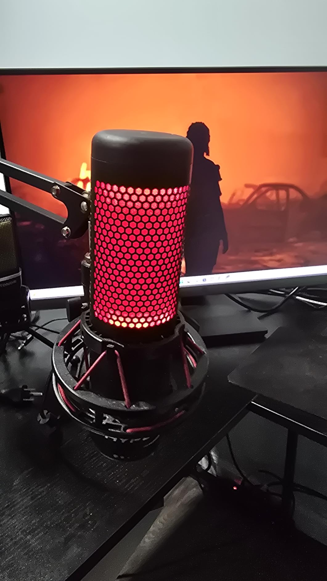 HyperX QuadCast 2 - USB Microphone for Gaming, Streaming and Podcasting, with On-Board Controls, LED Lighting, Removable Shock Mount customer photo 2
