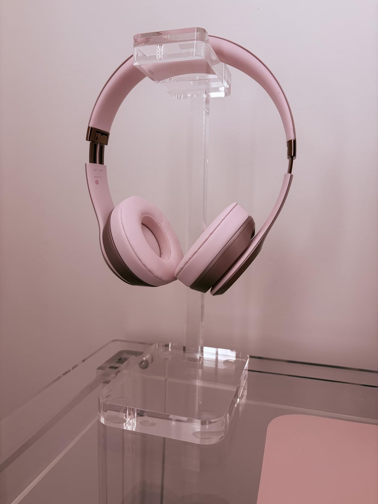 Beats Solo 4 - Wireless On-Ear Bluetooth Headphones (Black & Gold) customer photo 1