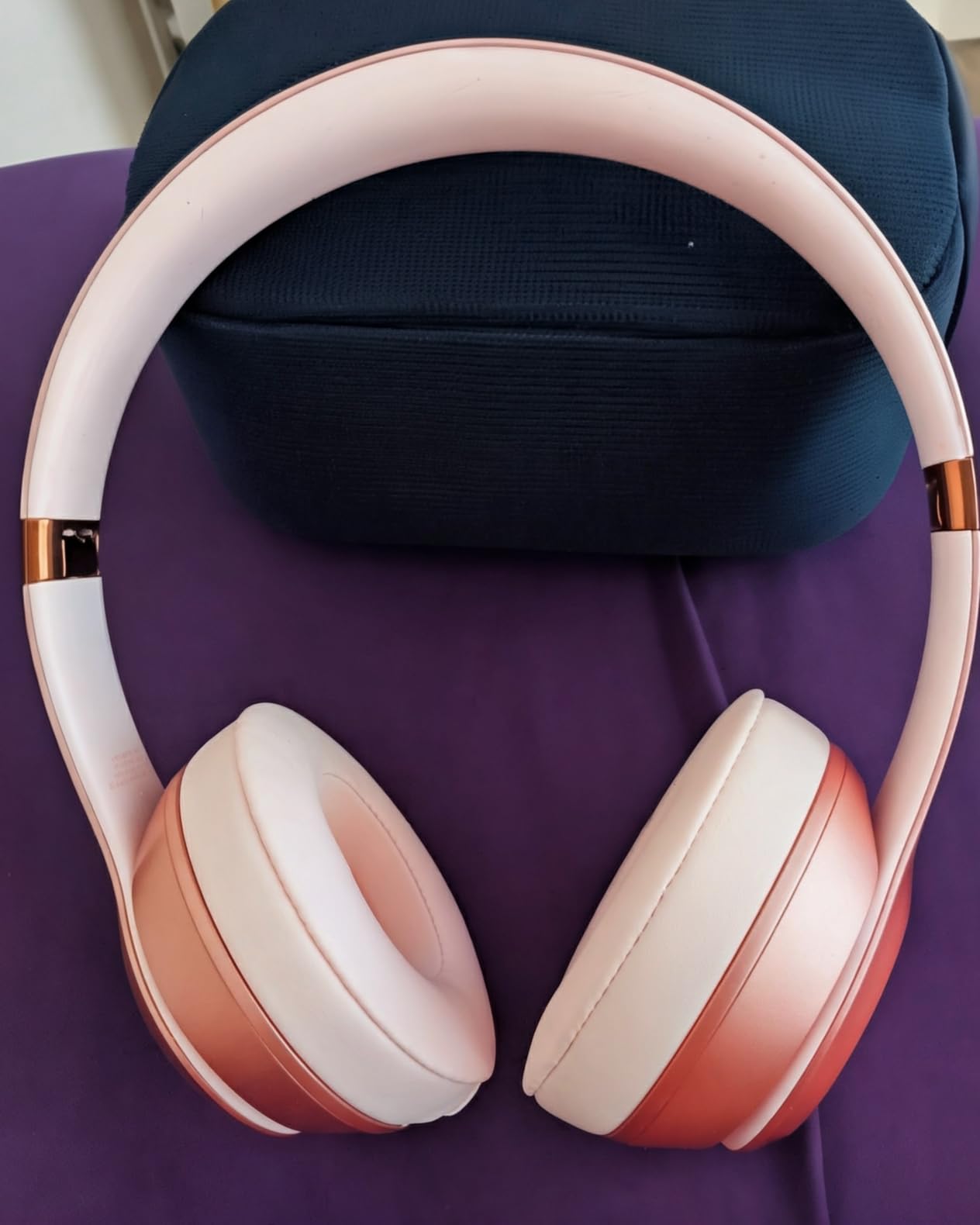 Beats Solo 4 - Wireless On-Ear Bluetooth Headphones (Black & Gold) customer photo 2