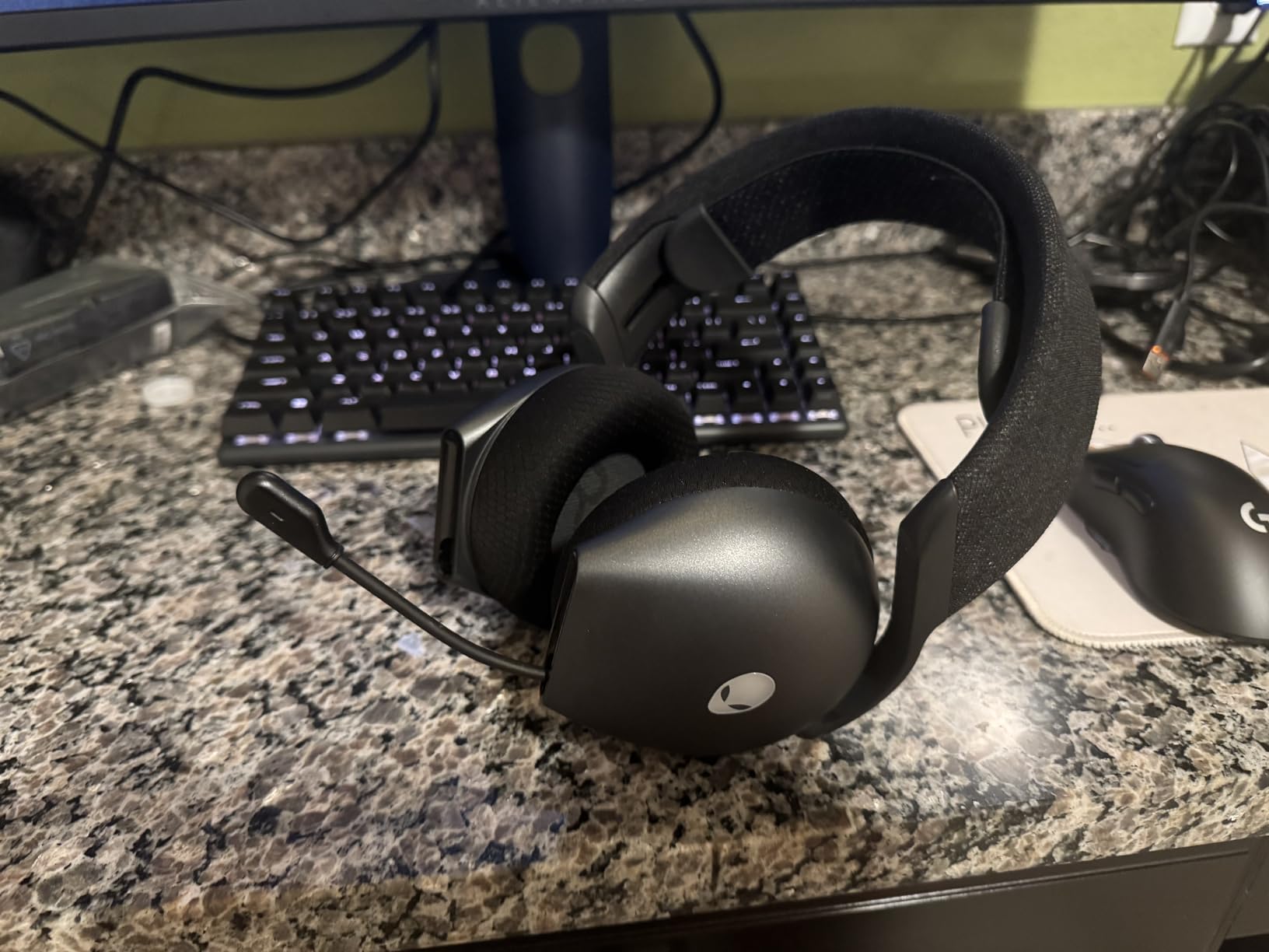 Alienware Tri-Mode Wireless Gaming Headset AW725H - Wired/Wireless, Bluetooth 5.3, Audio Output - 20 Hz, Mini-Phone (3.5mm), Battery Talk Time Up to 55 Hrs (Bluetooth), Dark Side of The Moon customer photo 1