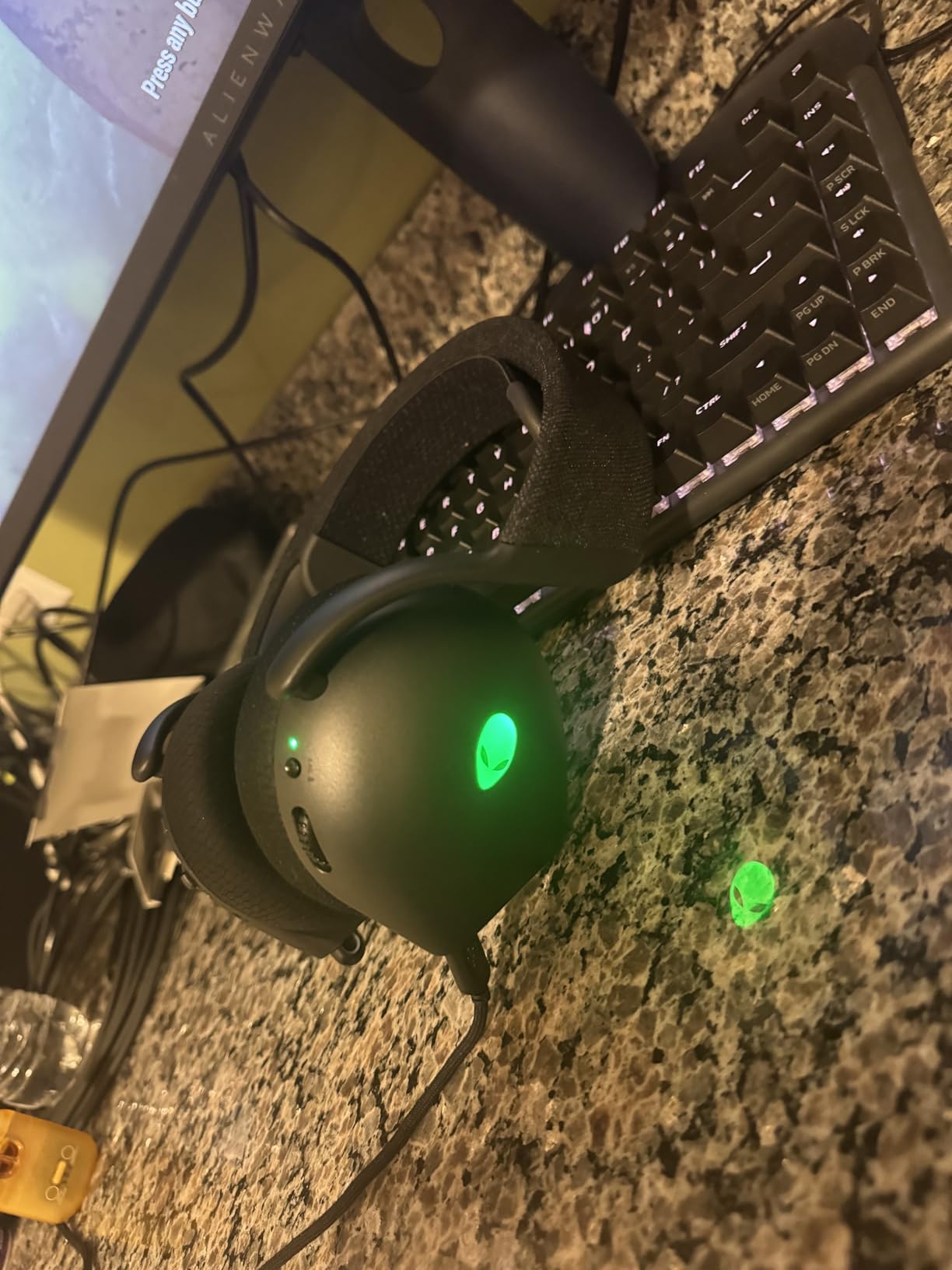 Alienware Tri-Mode Wireless Gaming Headset AW725H - Wired/Wireless, Bluetooth 5.3, Audio Output - 20 Hz, Mini-Phone (3.5mm), Battery Talk Time Up to 55 Hrs (Bluetooth), Dark Side of The Moon customer photo 2