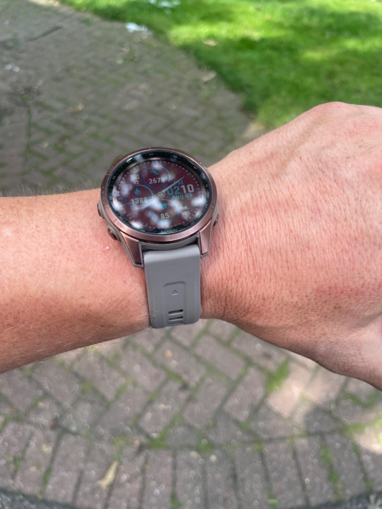 Garmin Fenix 8 Premium Multisport GPS Running Smartwatch, 51 mm, Sapphire, Solar, Dive-Rated, Built-in Flashlight, DLC Titanium with Pebble Gray Band customer photo 2