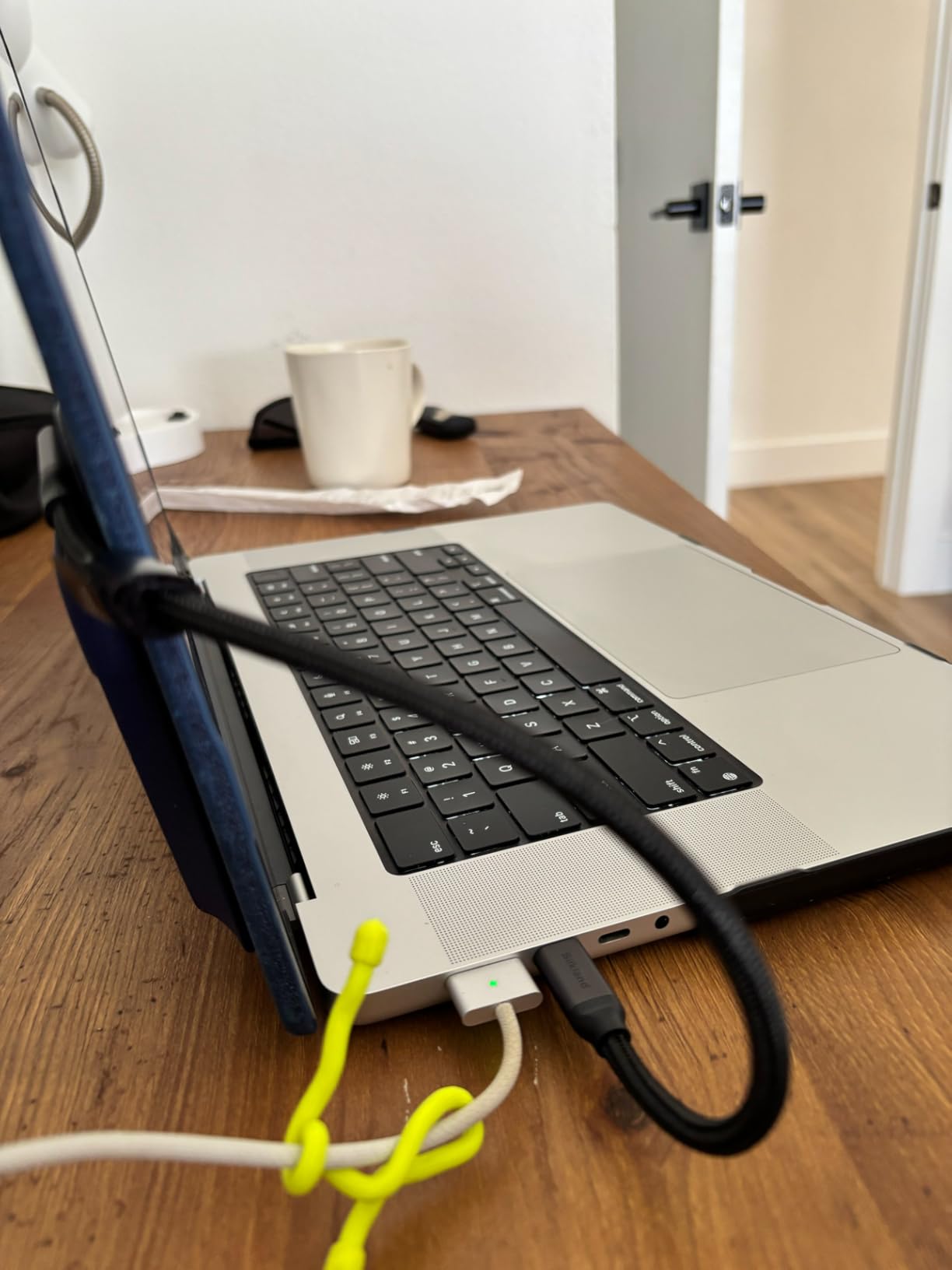 Silkland USB C Monitor Cable Right Angle 5FT, 8K@30Hz 5K/4K@60Hz Display, 20Gbps Data Transfer, 90 Degree USB C 3.2 Gen 2x2 Video Cable, 240W Charging for iPhone 17, MacBook, Portable Monitor, Carplay customer photo 1