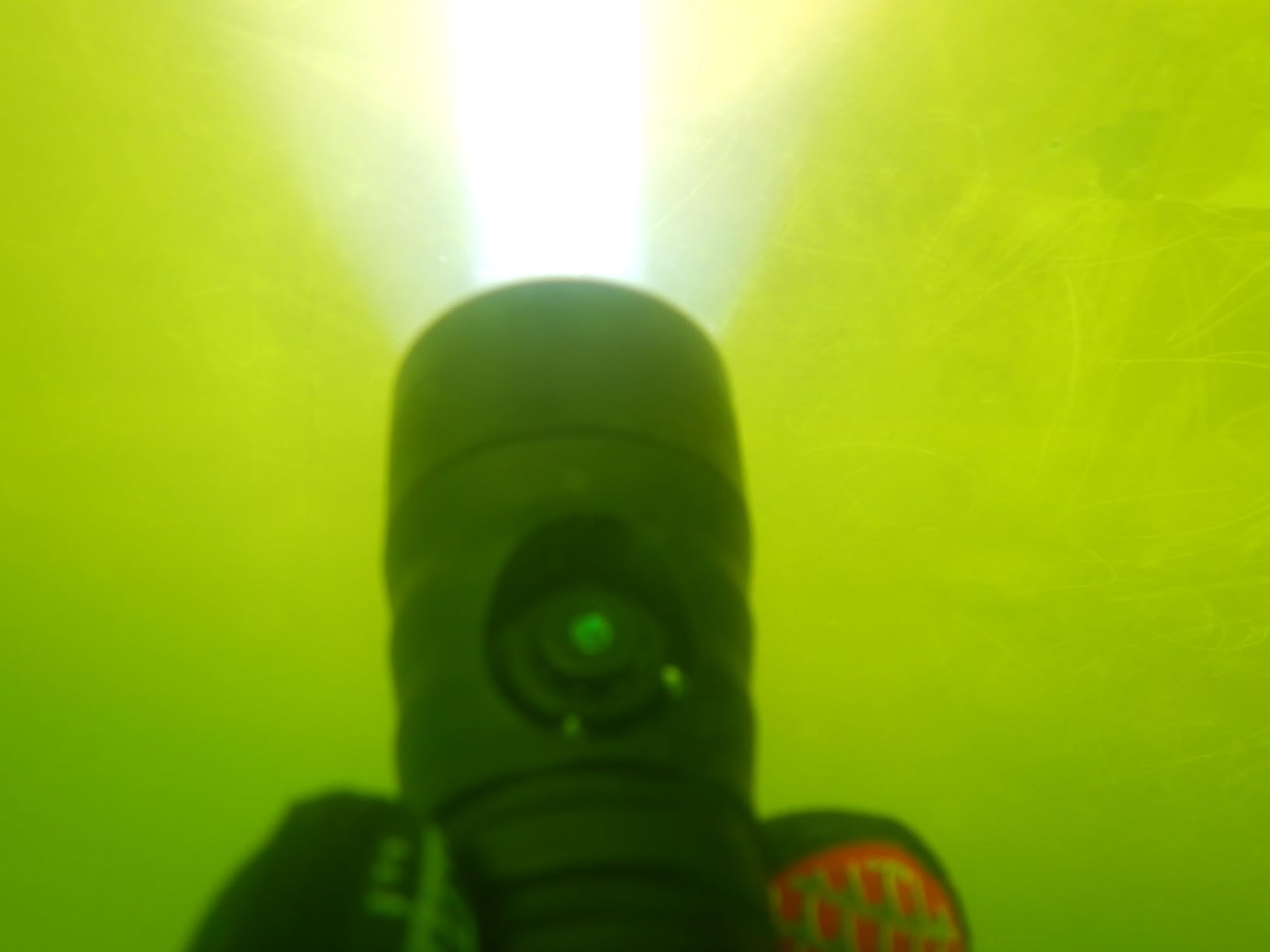 SD1500 Dive Light 1500 Lumens Rechargeable Scuba Diving Flashlight 3 Modes Waterproof Underwater Diving Safety Backup Lights with Power Indicator for Night Diving customer photo 2