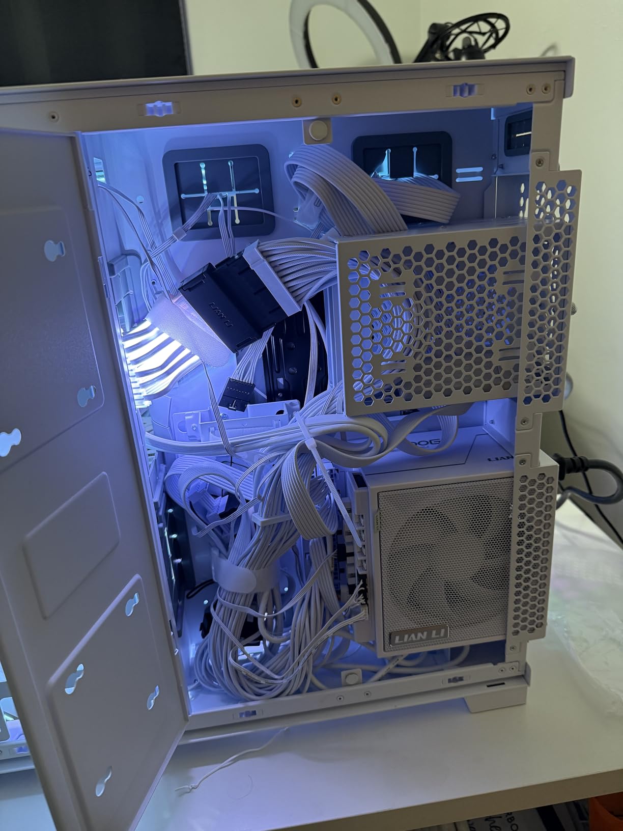 Lian Li EDGE1000W Fully Modular Low-Noise ATX Power Supply customer photo 1