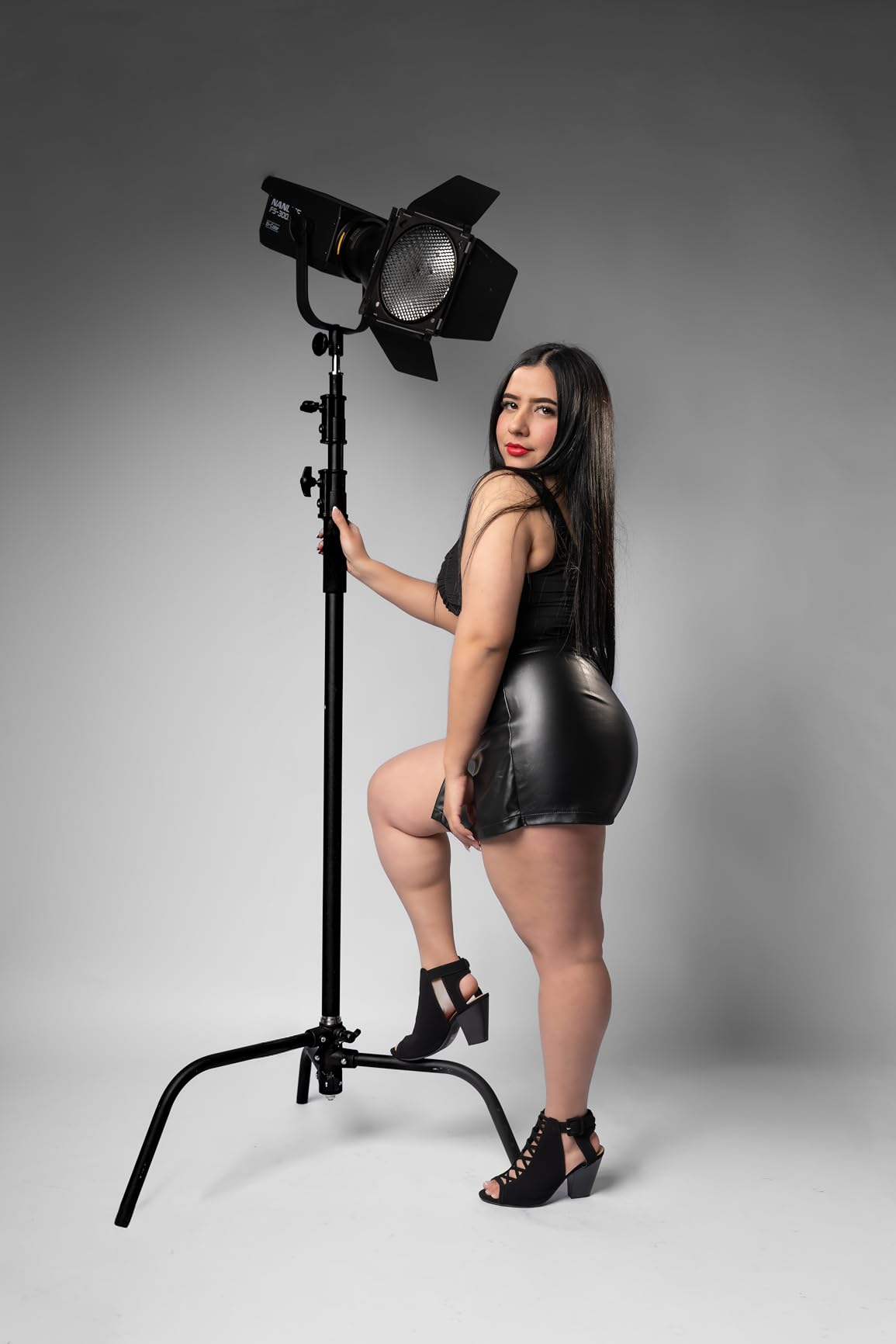 Nanlite FS-300B 350W Bi-Color LED Spotlight - 2700K-6500K Adjustable CRI 96, App Control, Led Video Light Bowens Mount for Photography/Videography/YouTube/TikTok Content Creation & Live Streaming customer photo 1