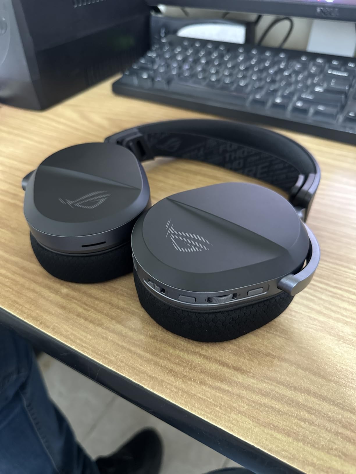 ASUS ROG Pelta Wireless Gaming Headset with Detachable Mic - Tri-Mode (BT, 2.4GHz, USB-C) 50mm Titanium-Plated Drivers, 70Hr Battery, Ergonomic, Lightweight, for PC, PS5, PS4, Switch, Mobile - Black customer photo 2