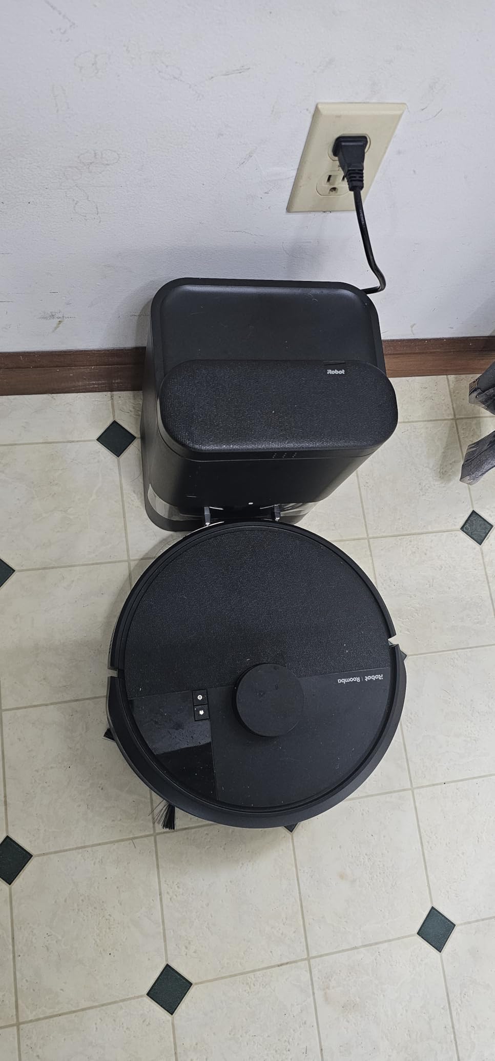 Roomba 104 2in1 Vacuum & Mop Robot - Self-Empties for 75 Days, Intense Power-Lifting Suction, Vacuums All Floors, Ideal for Pet Hair customer photo 1
